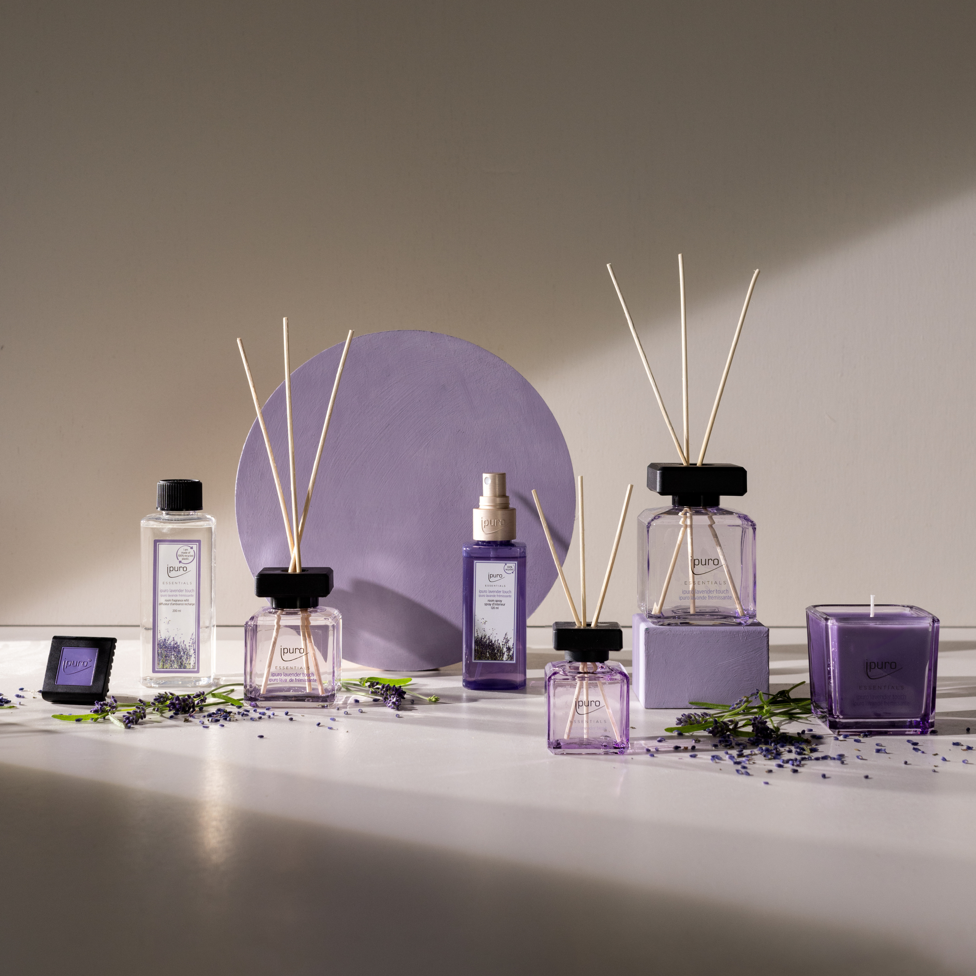 Eine Auswahl von ipuro ESSENTIALS lavender touch home fragrances - Diffusoren, Sprays, Kerzen, Öle und Wachsschmelzen - mischt Lavendel mit einem Hauch von Moschus und grünen Noten, die alle kunstvoll in Szene gesetzt werden und ein beruhigendes Ambiente schaffen.