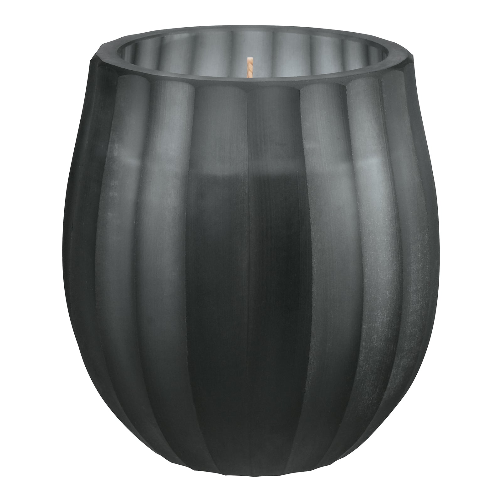 Die Atelier by ipuro gris Duftkerze von ipuro ist ein runder, dunkelgrauer Kerzenhalter mit vertikalen Rillen und einem einzelnen Docht, der jedem Raum Eleganz verleiht - ideal, um luxuriöse Kerzen auf einem schlichten weißen Hintergrund zu präsentieren.
