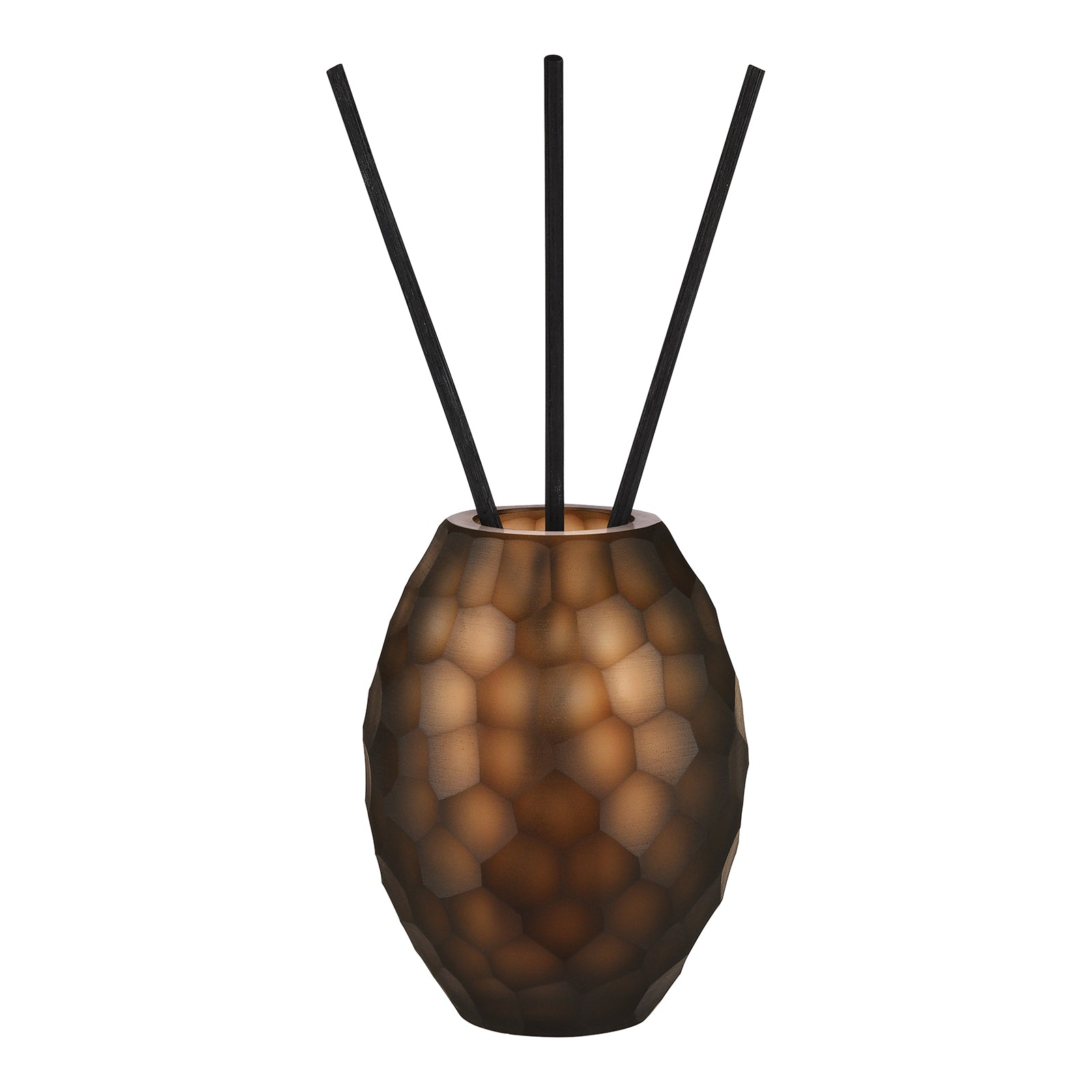 Der Diffusor Atelier by ipuro brun von ipuro besteht aus einer braunen Vase mit Wabenmuster und drei schwarzen Stäbchen auf weißem Hintergrund. Ideal, um exklusive Düfte in Ihren Raum zu bringen.