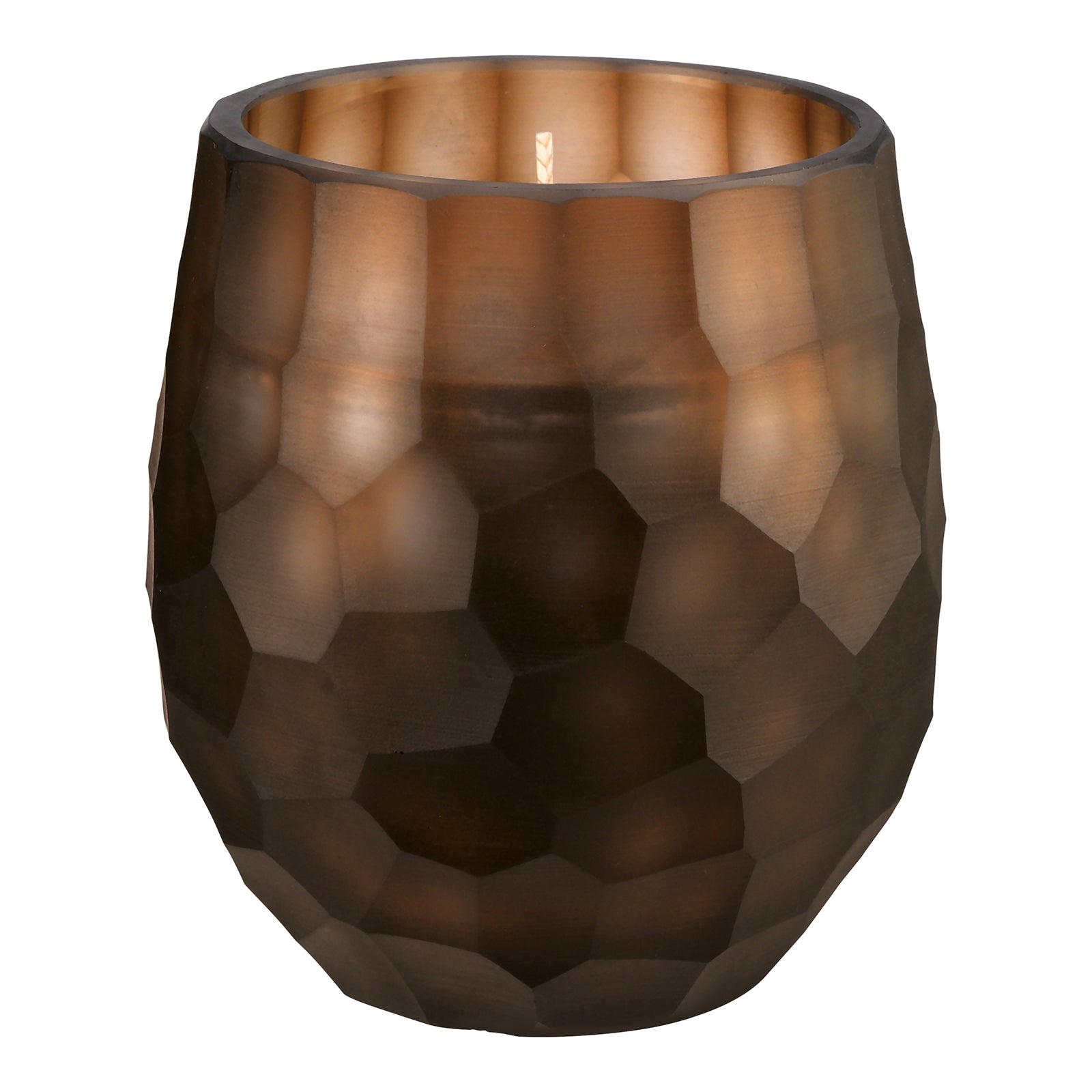Die ipuro Atelier by ipuro brun Duftkerze, eine braune, facettierte Kerze in einem geometrisch gemusterten Halter, strahlt durch ihre metallische Oberfläche ein warmes Licht aus.