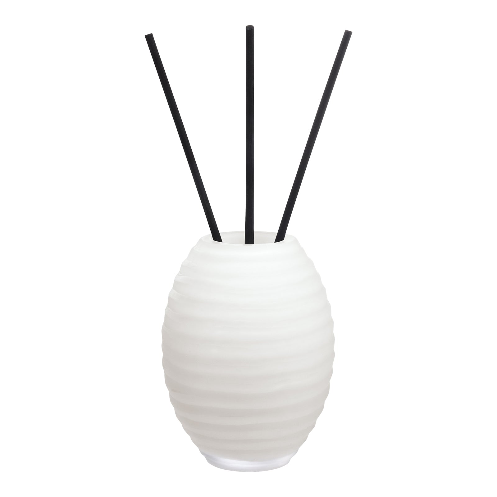 Der Atelier by ipuro blanc Diffusor von ipuro, eine weiß strukturierte Keramikvase mit drei langen schwarzen Stäben, steht aufrecht vor einem schlichten weißen Hintergrund.
