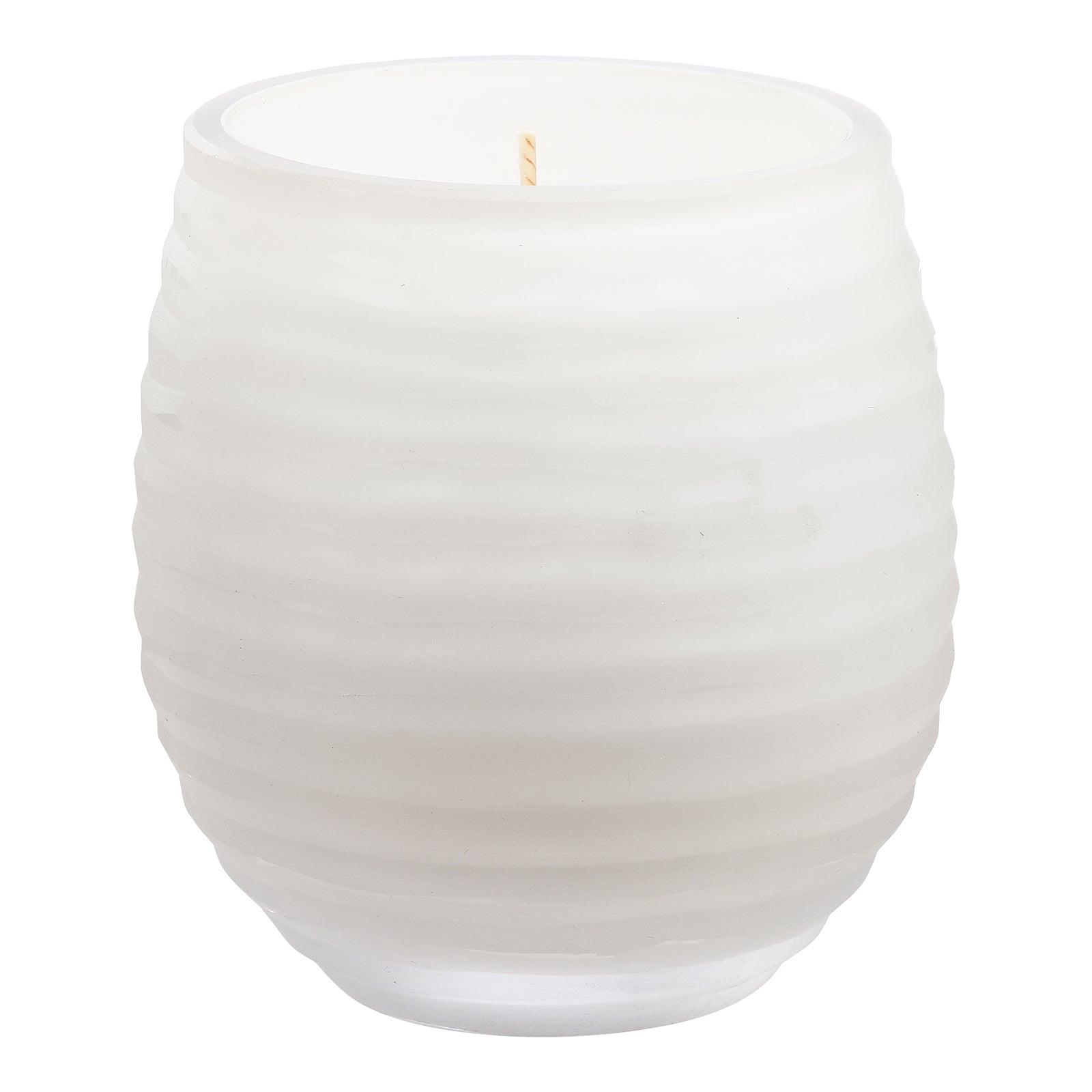 Die Atelier by ipuro blanc Duftkerze von ipuro zeichnet sich durch ein handgefertigtes, weißes, geripptes, ovales Design mit einem Docht aus, das auf einem schlichten weißen Hintergrund dargestellt ist. Erleben Sie die Kunstfertigkeit in dieser eleganten Duftkerze.