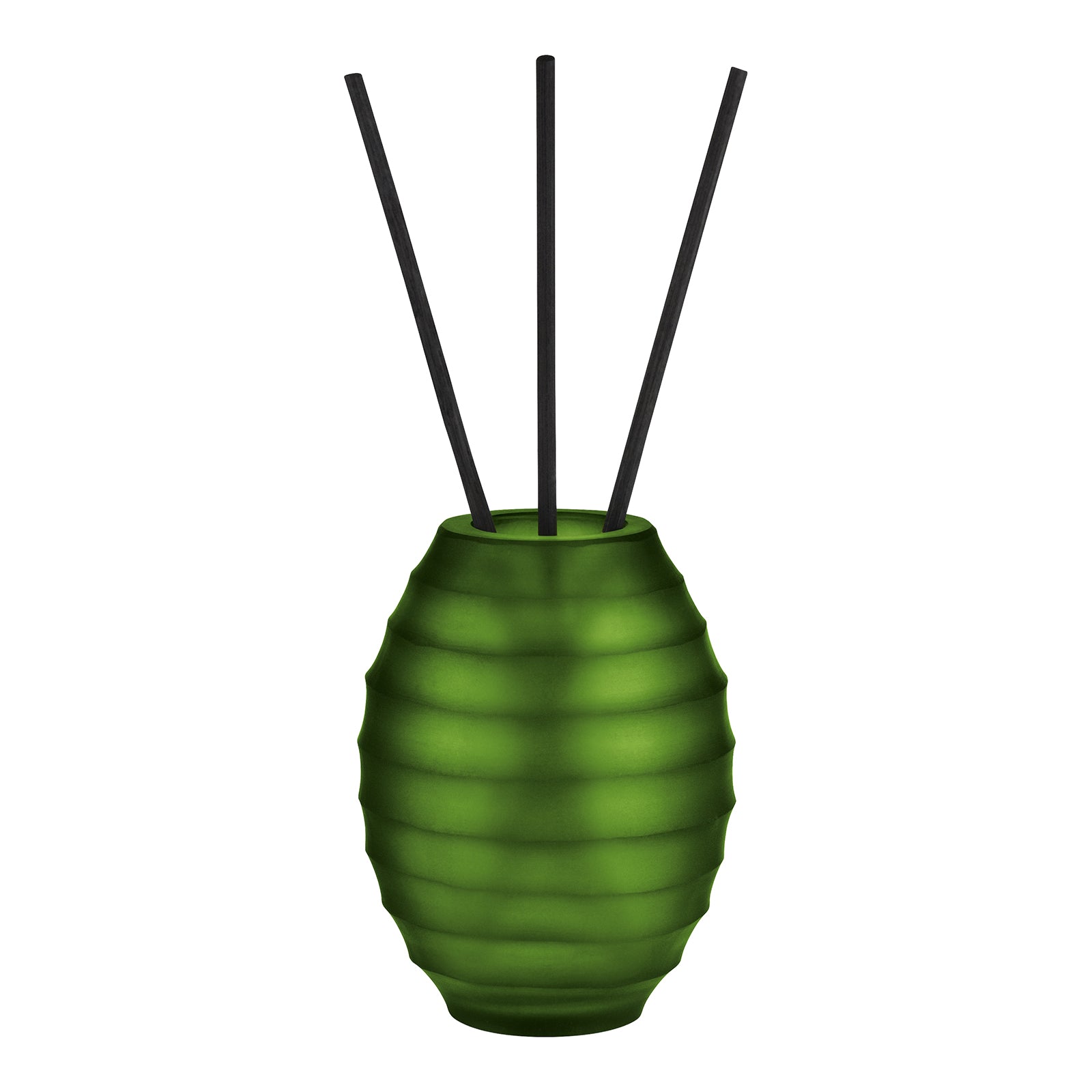 Der Atelier by ipuro vert Diffusor von ipuro ist eine grüne, gerippte, ovale Vase mit drei dünnen, schwarzen Stäben im Inneren, die sich vor einem weißen Hintergrund abheben.