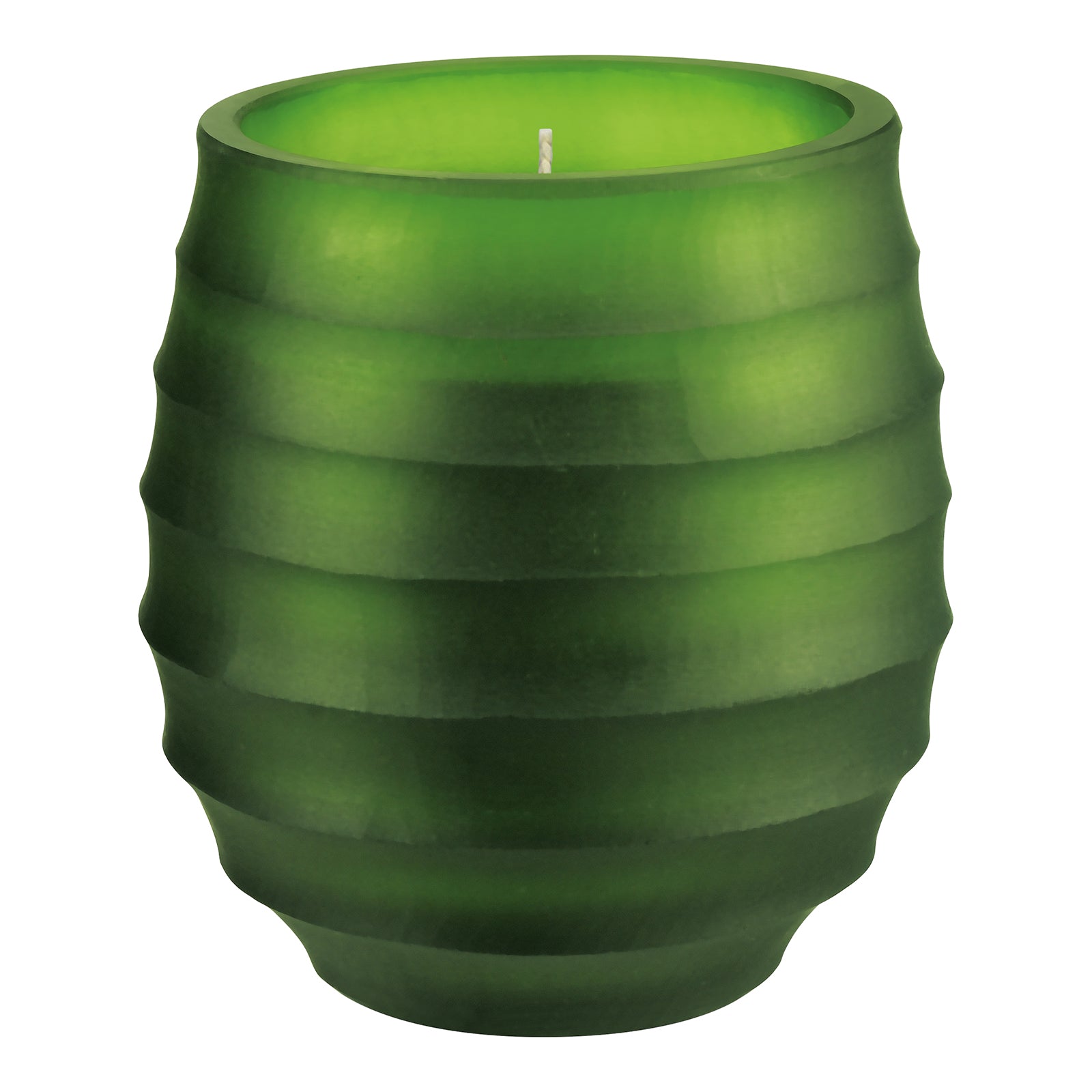 Die Atelier by ipuro vert Duftkerze by ipuro ist eine grüne Kerze mit geripptem, abgerundetem Äußeren und sichtbarem weißen Docht, handgefertigt und vor weißem Hintergrund präsentiert.