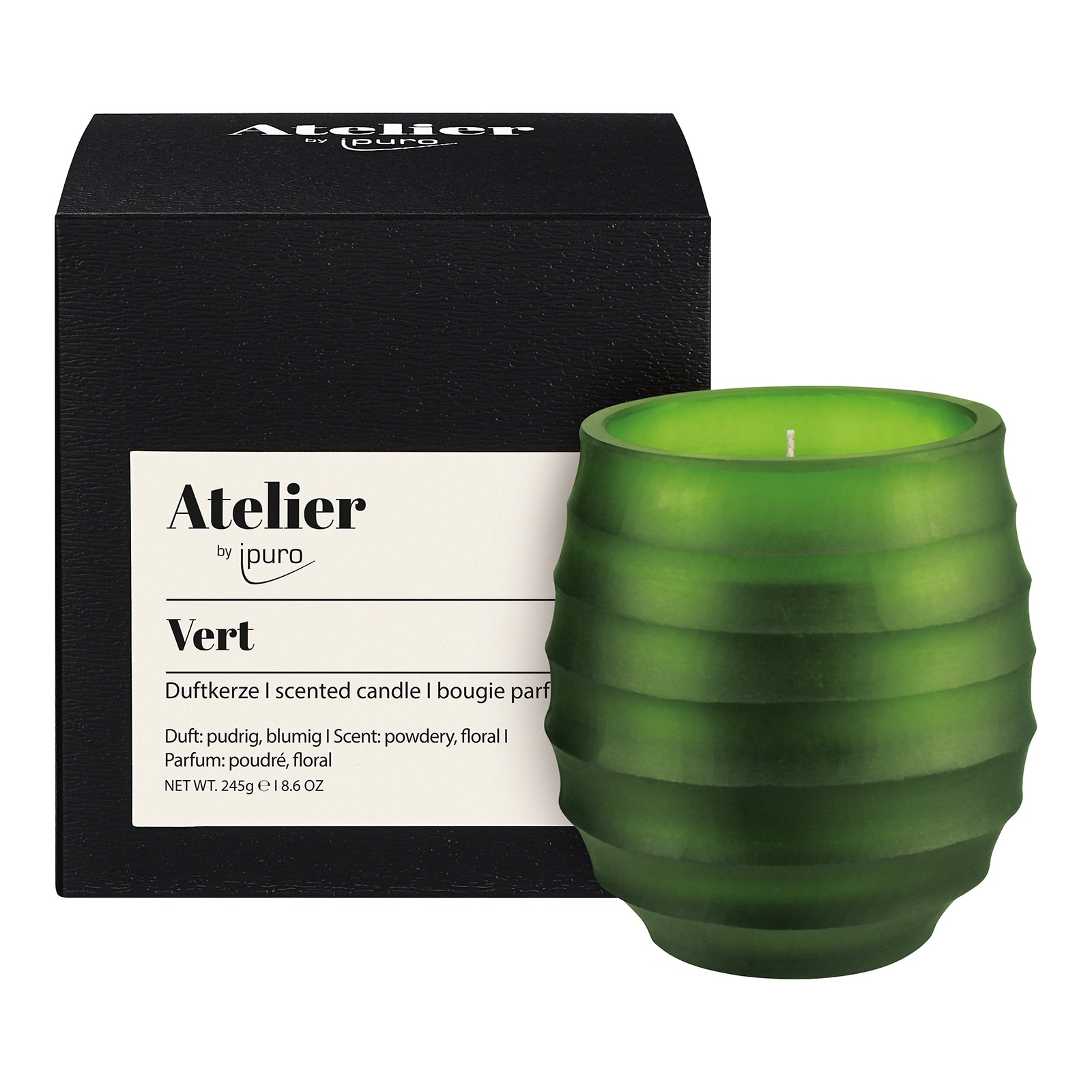 Die ipuro Atelier by ipuro vert Duftkerze ist eine grüne, gerippte Glaskerze mit pudrig-blumigem Duft. Sie wiegt 245 g und wird in einer eleganten schwarzen Schachtel präsentiert - ideal für Liebhaber von Duftkerzen.