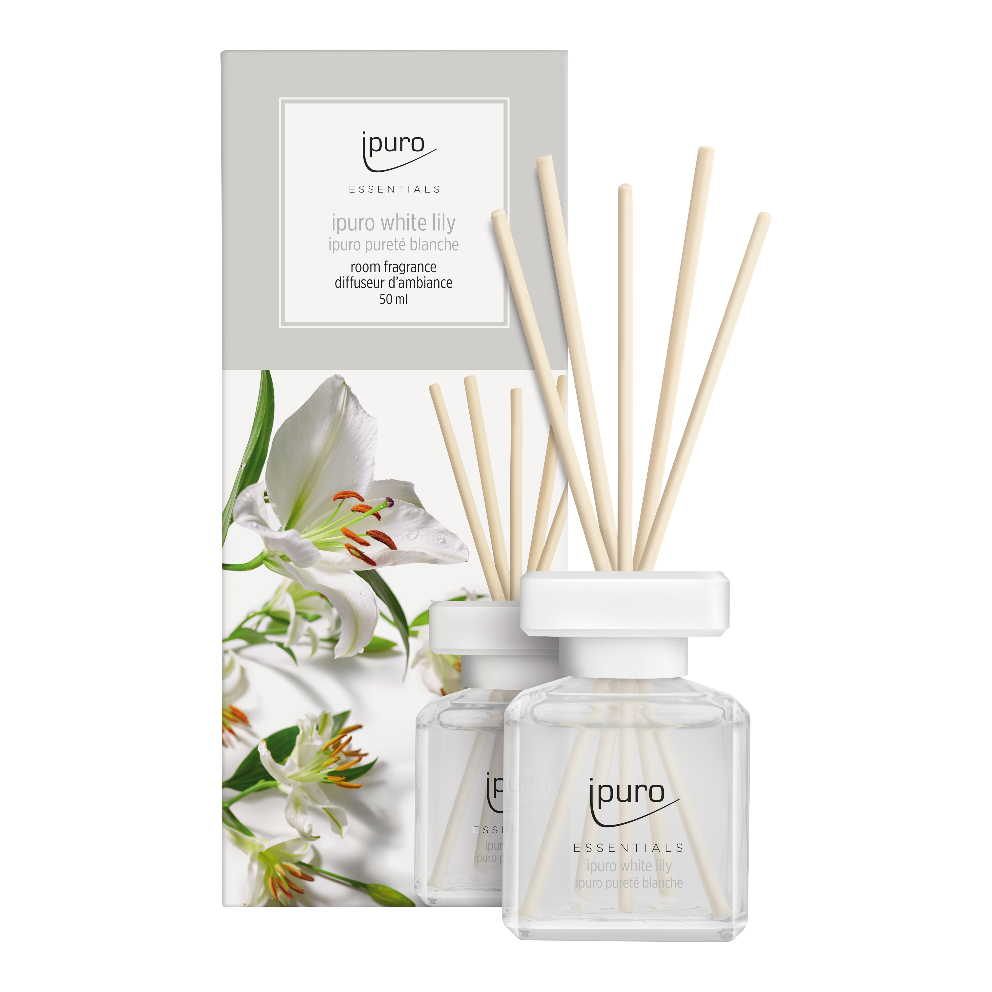 Der ipuro ESSENTIALS white lily Raumduft bietet ein blumiges Dufterlebnis mit weißem Moschus und weißen Blüten in einem klaren Glasflakon mit Holzstäbchen, der vor dem Blumenkasten steht.