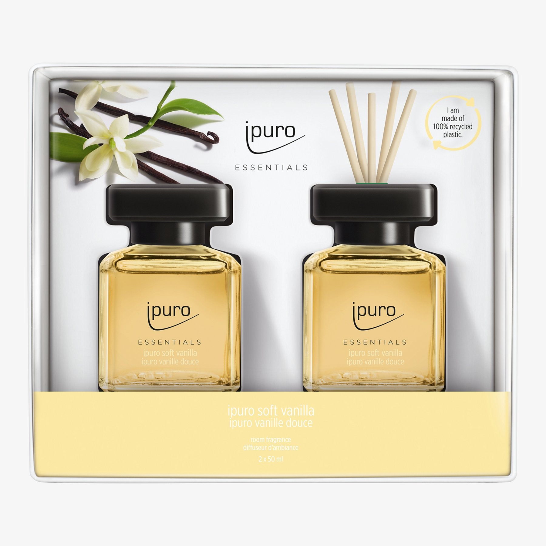 Das ESSENTIALS ipuro soft vanilla Raumduft-Set von ipuro besteht aus zwei Flaschen mit schwarzem Verschluss und Vanilleblüten-Verpackung und bietet einen weichen Vanilleduft mit Sandelholznoten. Das Set zeichnet sich durch die Verwendung von 100% recyceltem Kunststoff aus.