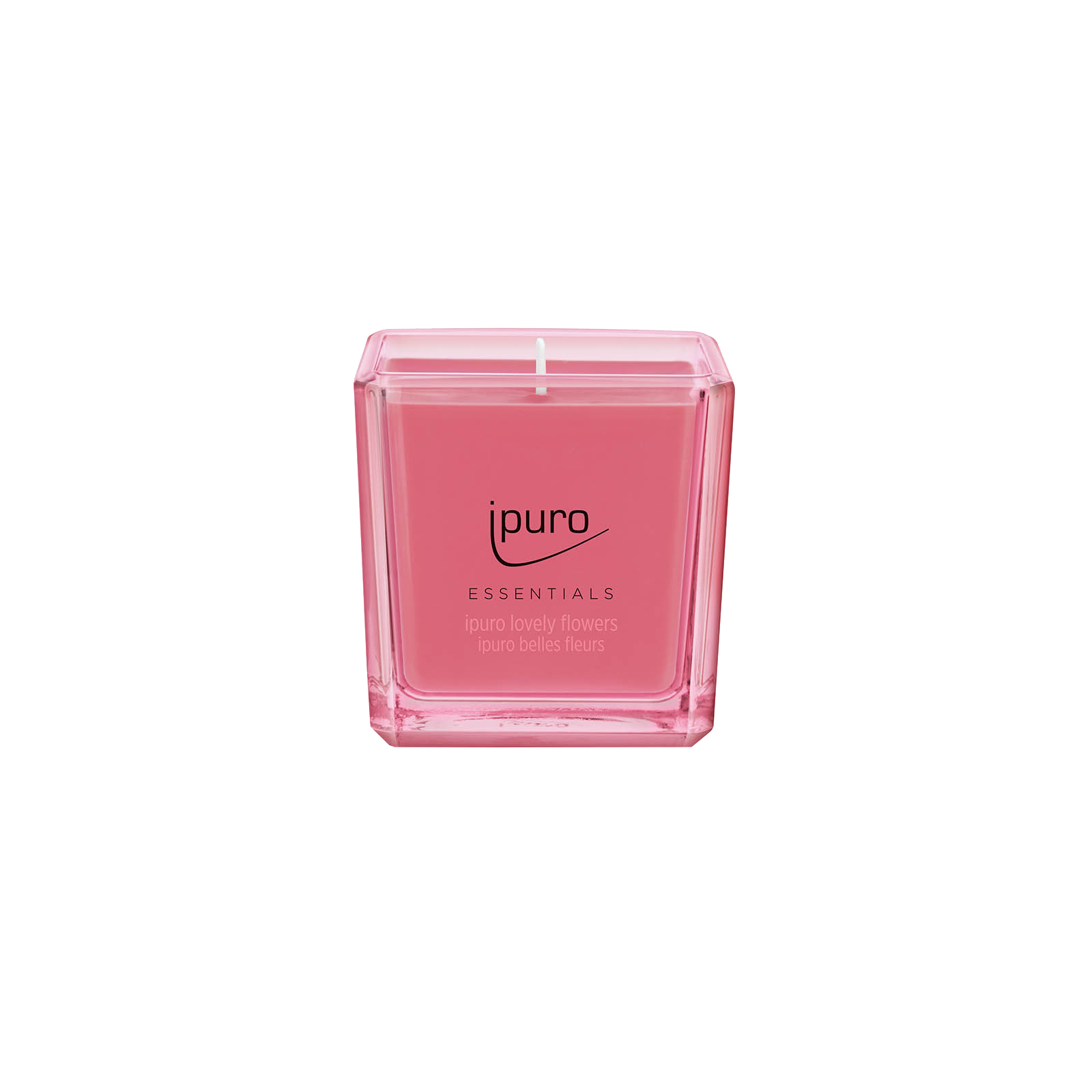 Eine rosafarbene, quadratische ESSENTIALS ipuro lovely flowers Duftkerze von ipuro (Duftrichtung Maiglöckchen, Rose, Vanille) steht unbeleuchtet auf einem schlichten weißen Hintergrund; Etikett in Englisch und Französisch.