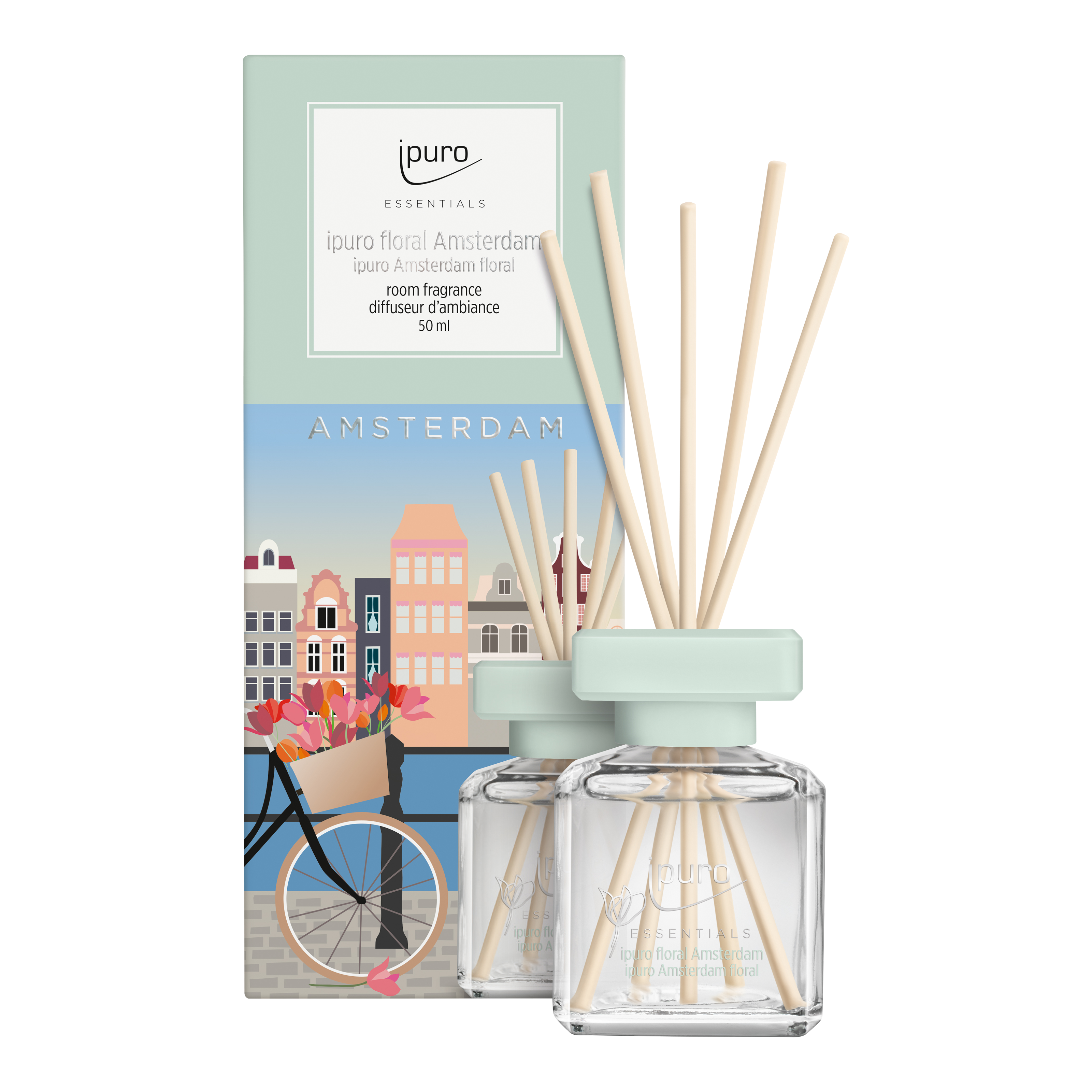 Eine Schachtel und zwei Klarglasflaschen ipuro ESSENTIALS floral amsterdam Raumduft mit Holzstäbchen, auf denen illustrierte Amsterdamer Gebäude, eine Gracht und ein Fahrrad mit Blumen auf der Verpackung abgebildet sind, die an den Blumenmarkt erinnern.