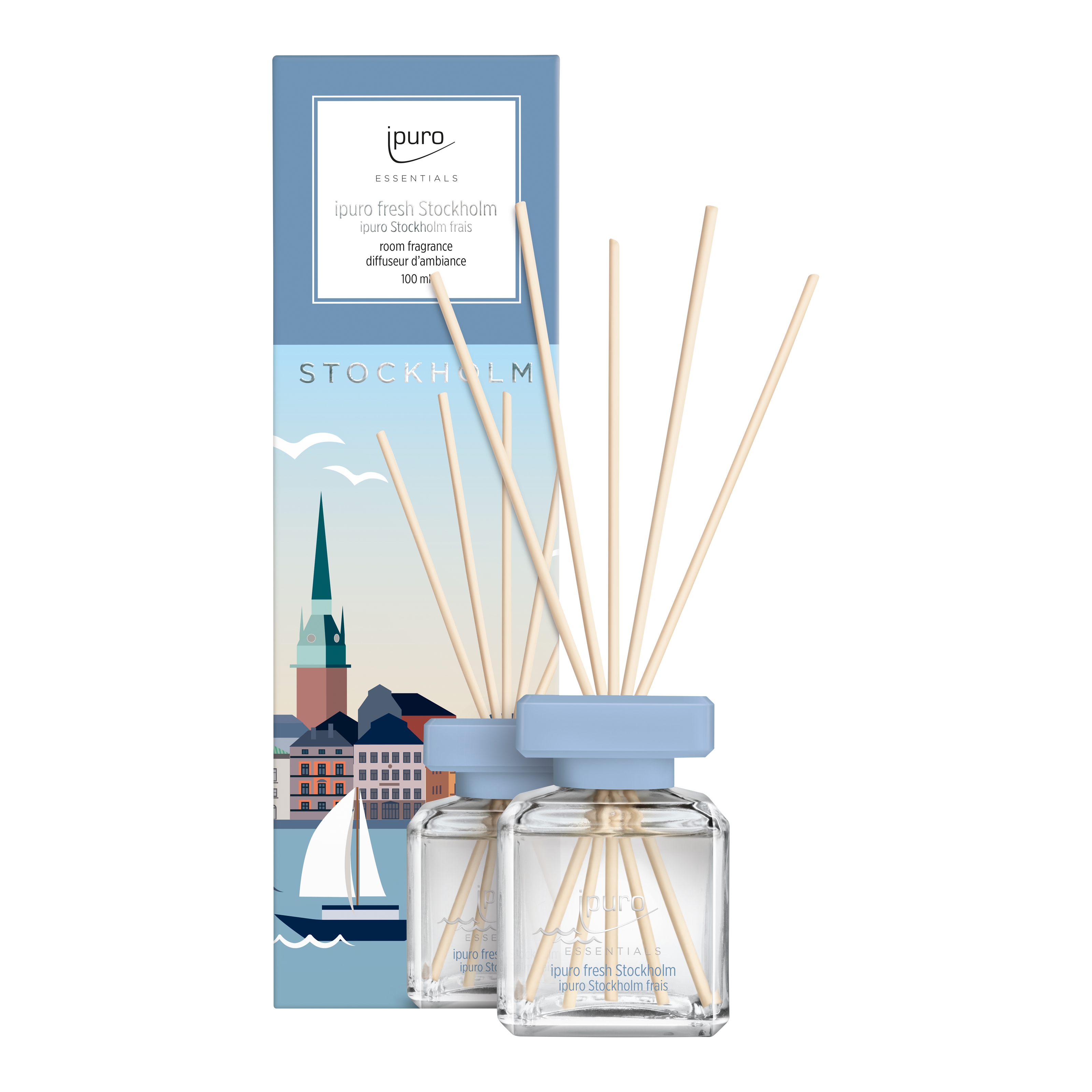 Zwei ESSENTIALS ipuro fresh stockholm Raumduft-Flaschen von ipuro mit hellblauen Verschlüssen und Holzstäbchen werden vor einer Verpackung mit dem Stockholmer Hafen präsentiert und verbreiten einen maritimen Duft und eine erfrischende Hafenatmosphäre.