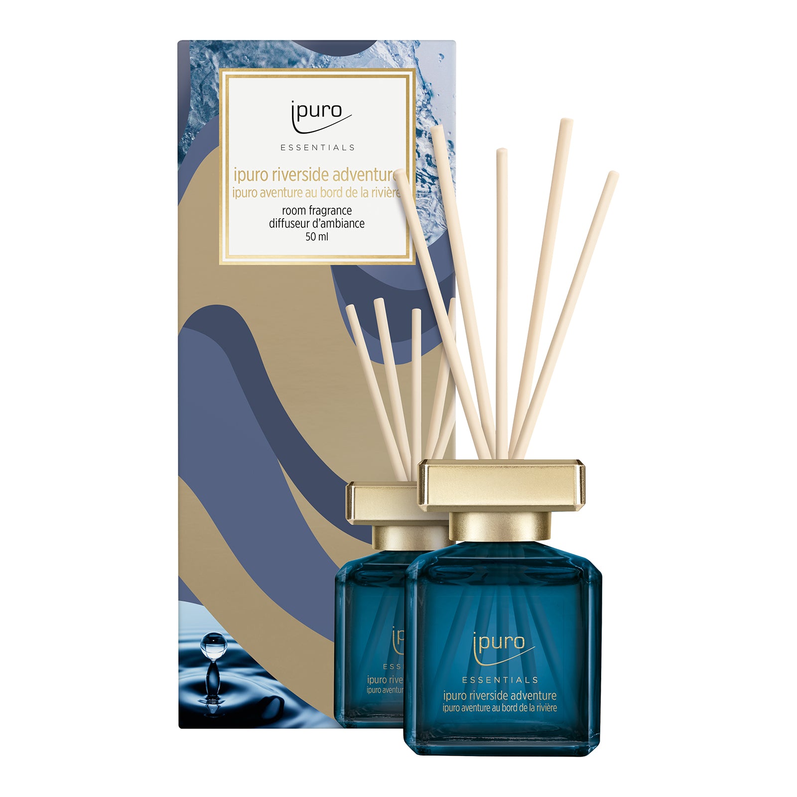 Der ESSENTIALS ipuro riverside adventure Raumduft von ipuro besteht aus einem blauen Glasflakon mit goldener Kappe und Holzschilf vor einer abstrakten, an Wasser erinnernden Verpackung und liefert einen erfrischenden Raumduft, der an sanften Herbstregen erinnert.