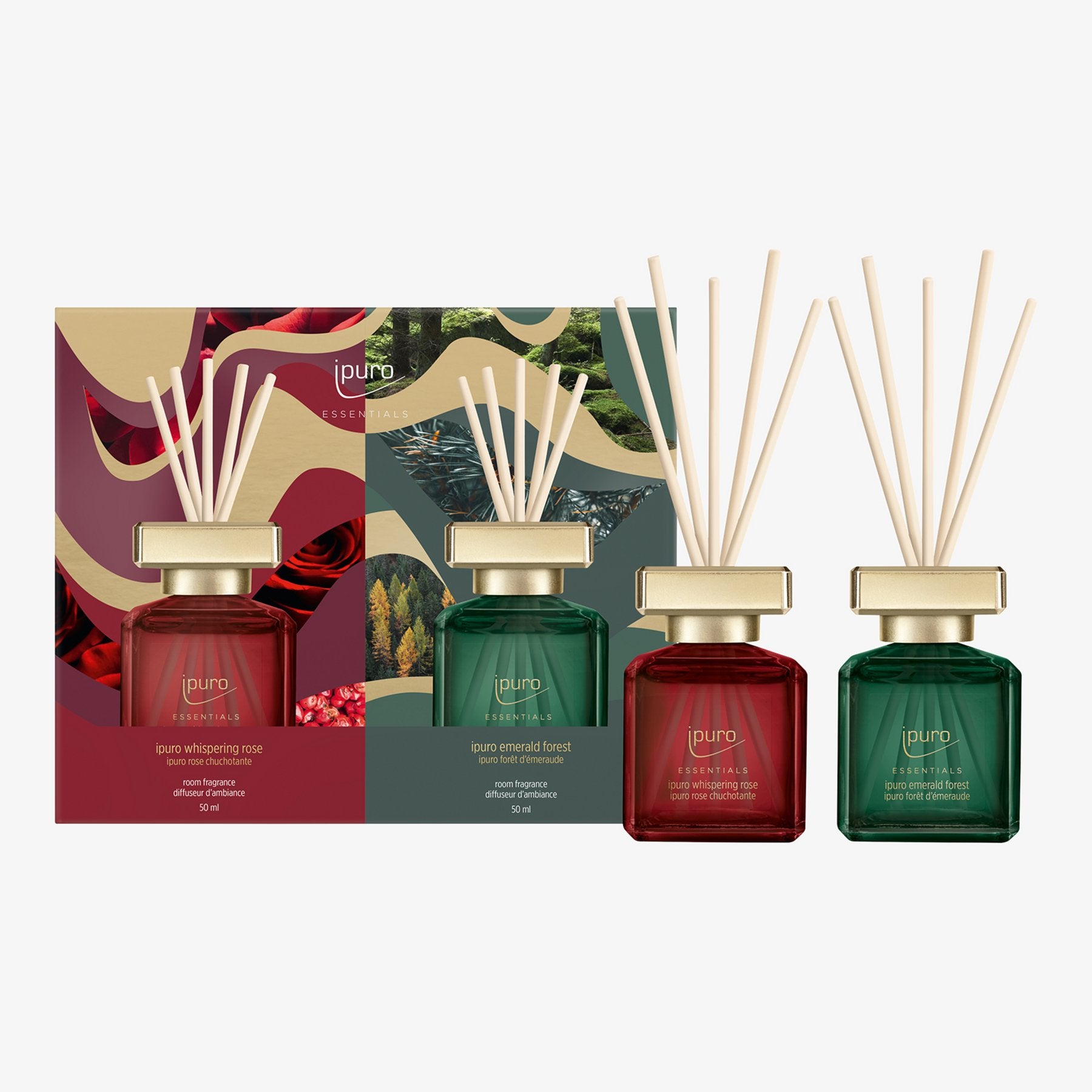Das ipuro ESSENTIALS Whispering Rose & Emerald Forest Raumduft-Set besteht aus drei Glasdiffusoren mit goldenen Kappen, die rote und grüne Flüssigkeiten enthalten und in einer Geschenkbox mit Naturmotiven von Rosen, Kiefern und Wäldern präsentiert werden.
