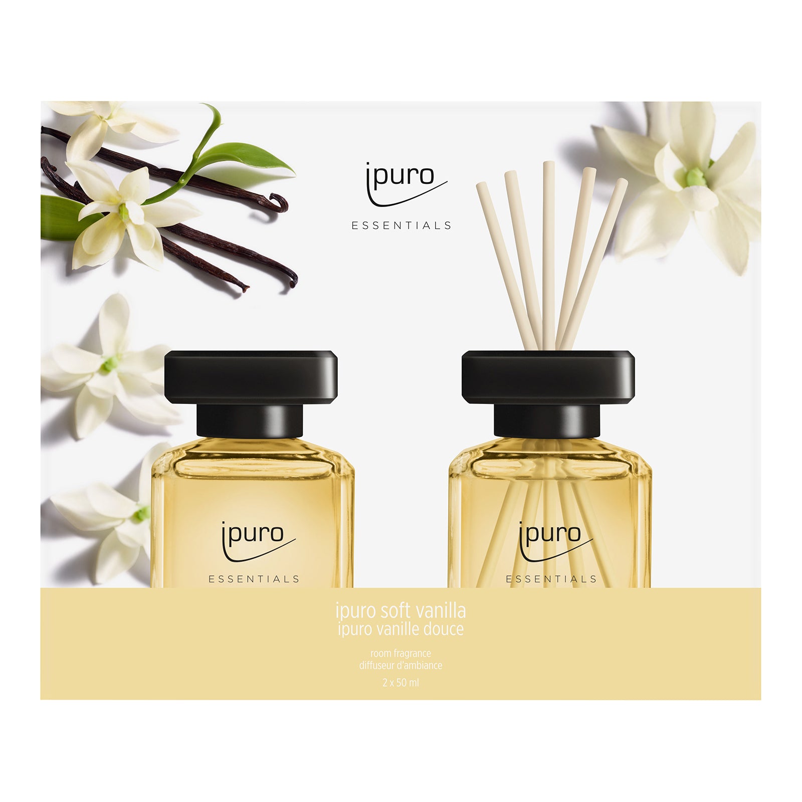 Zwei Glasflaschen ipuro ESSENTIALS soft vanilla Raumduft-Set mit schwarzem Verschluss, präsentiert inmitten von Vanilleblüten und -schoten in einer eleganten Verpackung mit dem ipuro-Branding.
