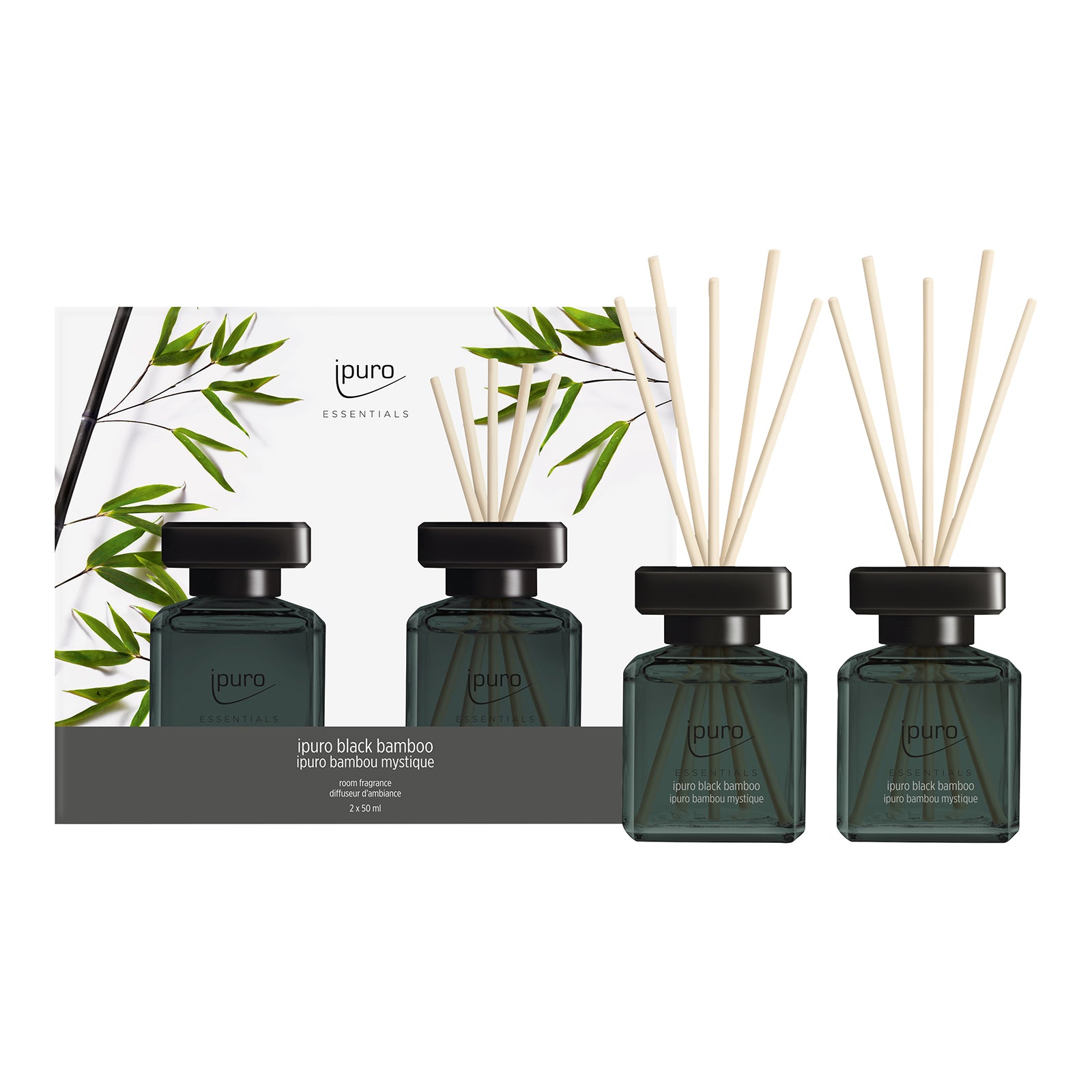 Das ESSENTIALS ipuro black bamboo Raumduft-Set von ipuro enthält drei dunkelgrüne Glasdüfte mit schwarzen Kappen und natürlichen Stäbchen. Die Verpackung zeigt Bambusblätter, die einen frischen Bambusduft aus der ipuro essentials Linie widerspiegeln.