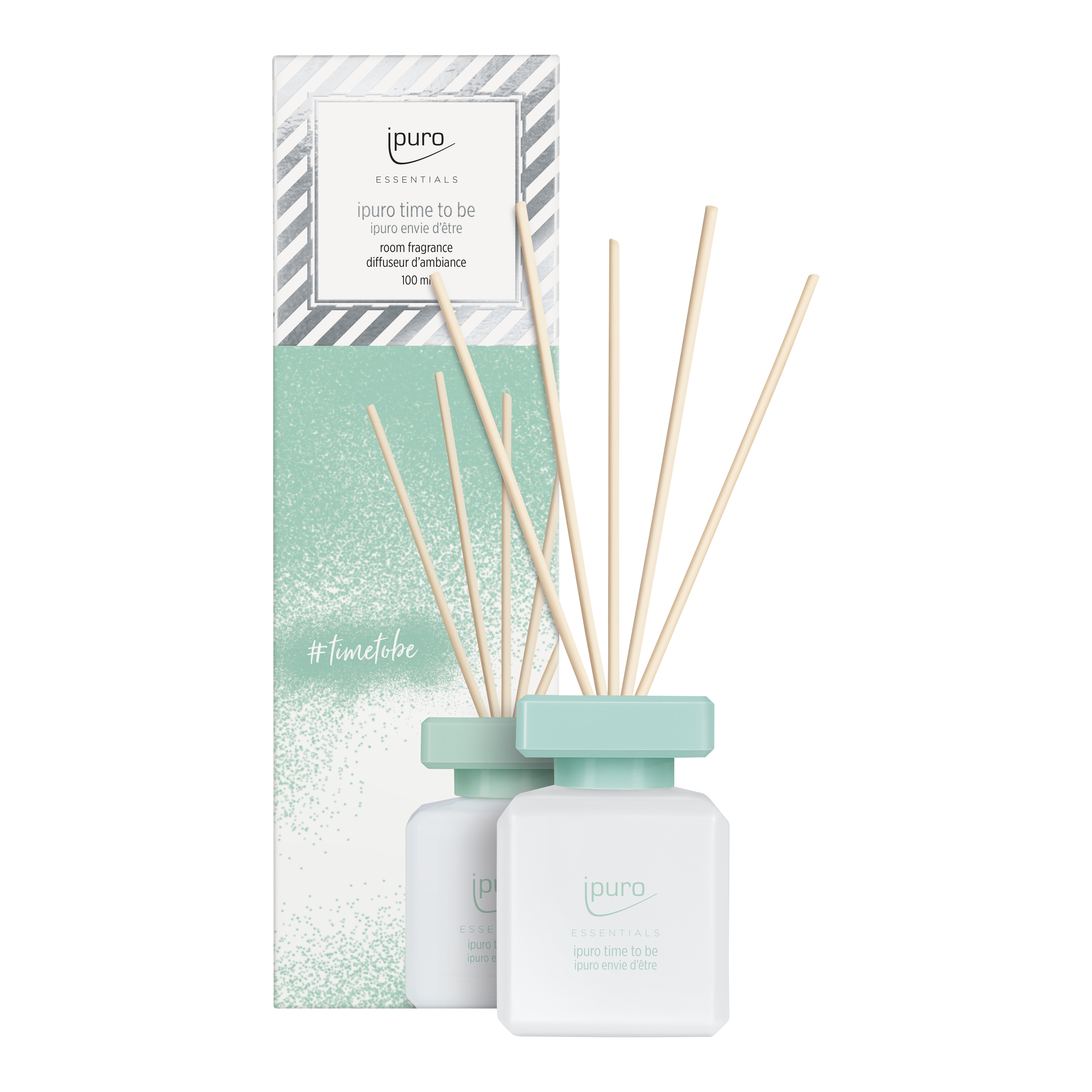 Eine weiße ipuro-Diffusorflasche mit der Aufschrift "ipuro time to be", einer mintgrünen Kappe und natürlichen Stäbchen wird vor der passenden Verpackung mit grünen und grauen Akzenten präsentiert. Produkt: ESSENTIALS ipuro time to be Raumduft von ipuro.