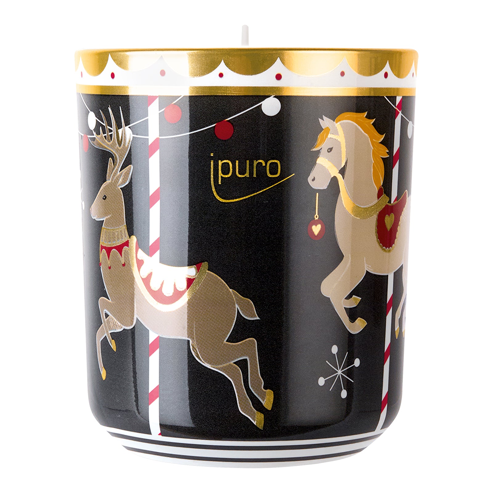 Die LIMITED EDITION ipuro magical market Duftkerze von ipuro zeigt einen schwarzen Behälter mit festlichen Rentier- und Pferdemotiven, roten, weißen und goldenen Akzenten und fängt die süße Vanille und Honig-Note des Weihnachtsmarktes ein.
