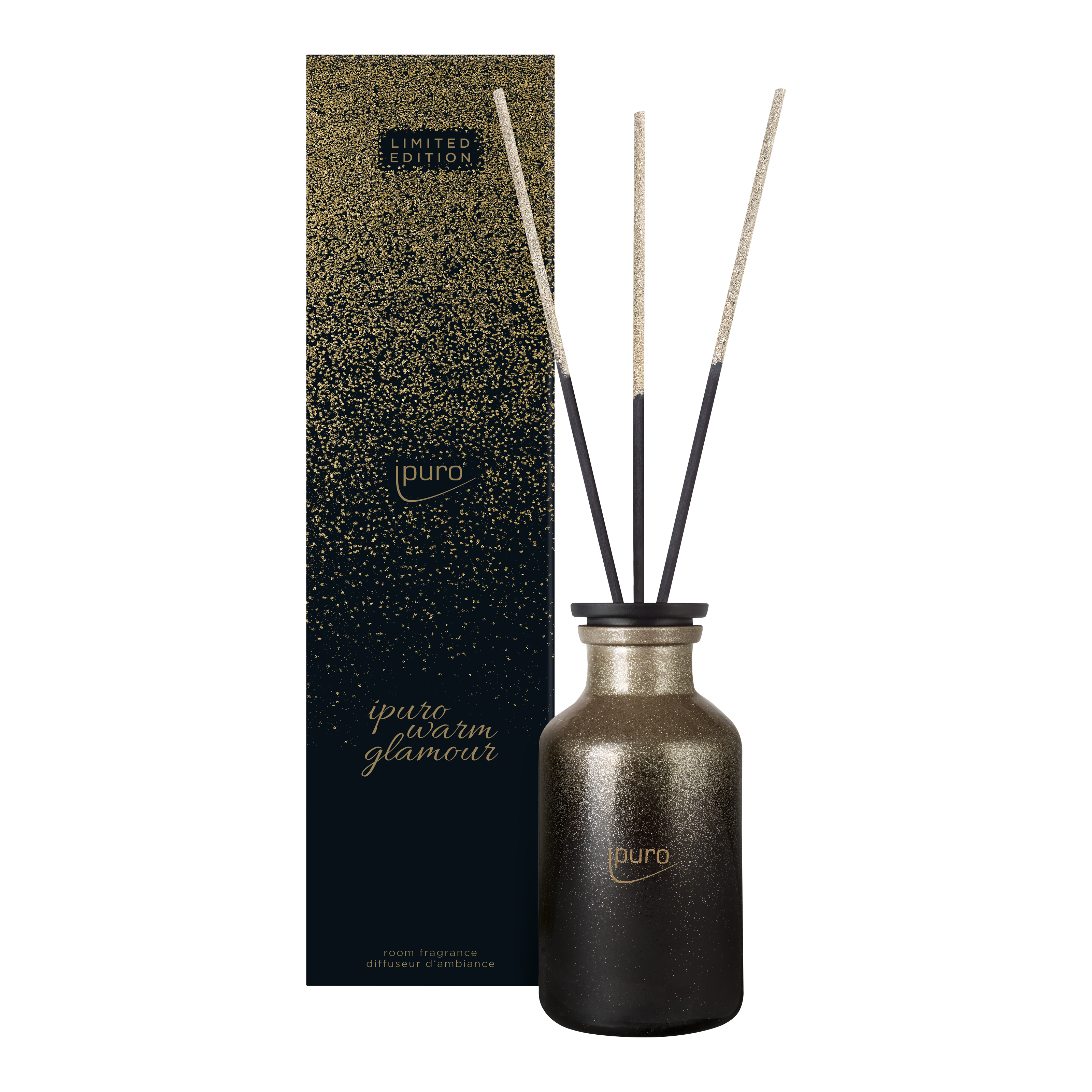 Die LIMITED EDITION ipuro warm glamour Raumduft 240 ml von ipuro besteht aus einem schwarz-goldenen Ombre-Glasflakon mit drei Diffusorstäbchen, gepaart mit einer passenden Box, um eine winterlich warme Duftkomposition in Ihren Raum zu bringen.