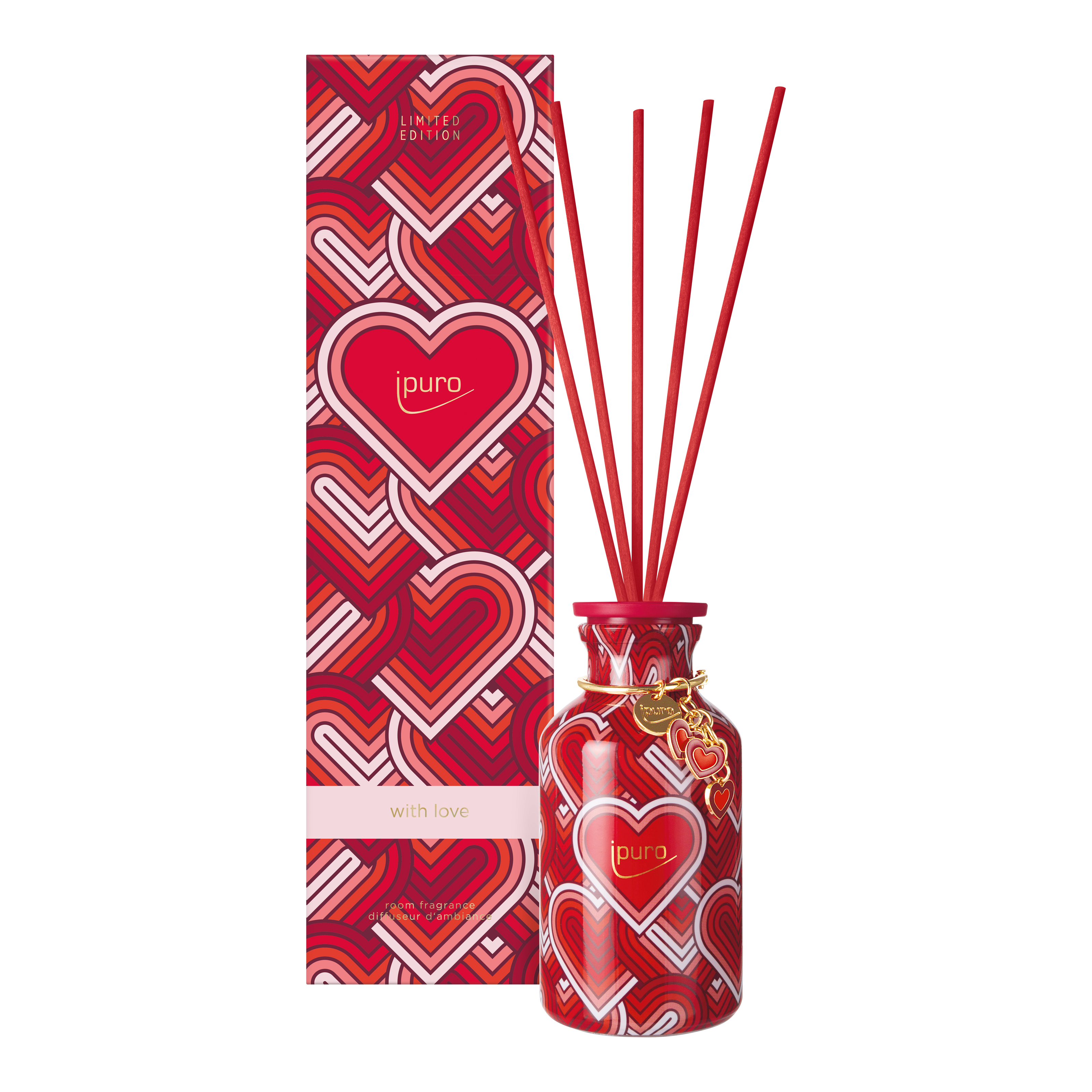 Die LIMITED EDITION ipuro with love Raumduft von ipuro besteht aus einem roten, rosafarbenen und weißen Diffusor mit Herzmotiv, roten Stäbchen, einem goldenen Anhänger und spritzigem Duft mit floralen Noten und Zedernholz. Auf der Verpackung steht "ipuro" und "with love".