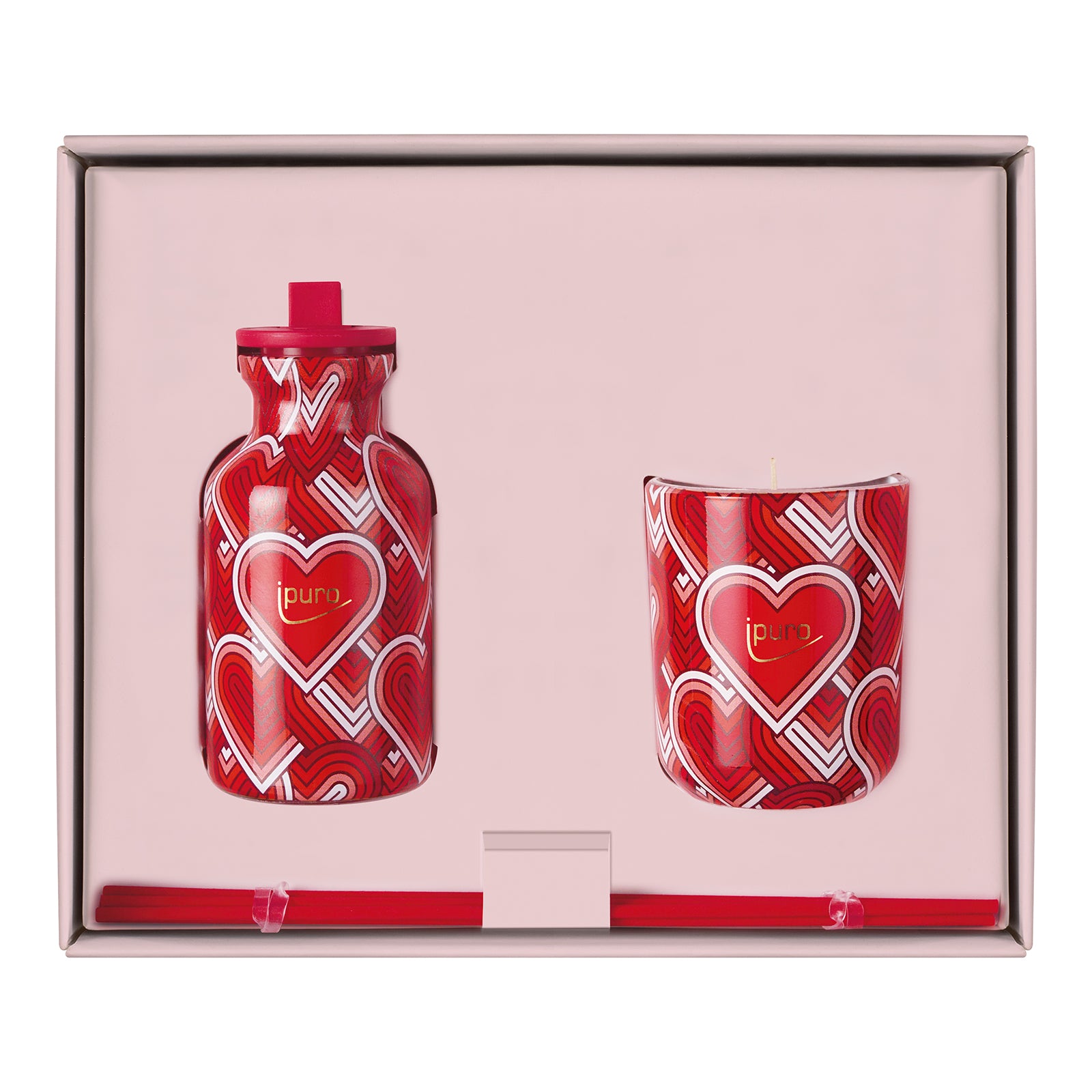 Das LIMITED EDITION ipuro with love Geschenk-Set von ipuro besteht aus einer rot gemusterten Flasche mit Deckel, einer passenden Duftkerze und einem roten Stick - jeweils mit Herzmotiven und goldenen Akzenten - und eignet sich ideal zum Verschenken oder als Raumduft für Ihren Raum.
