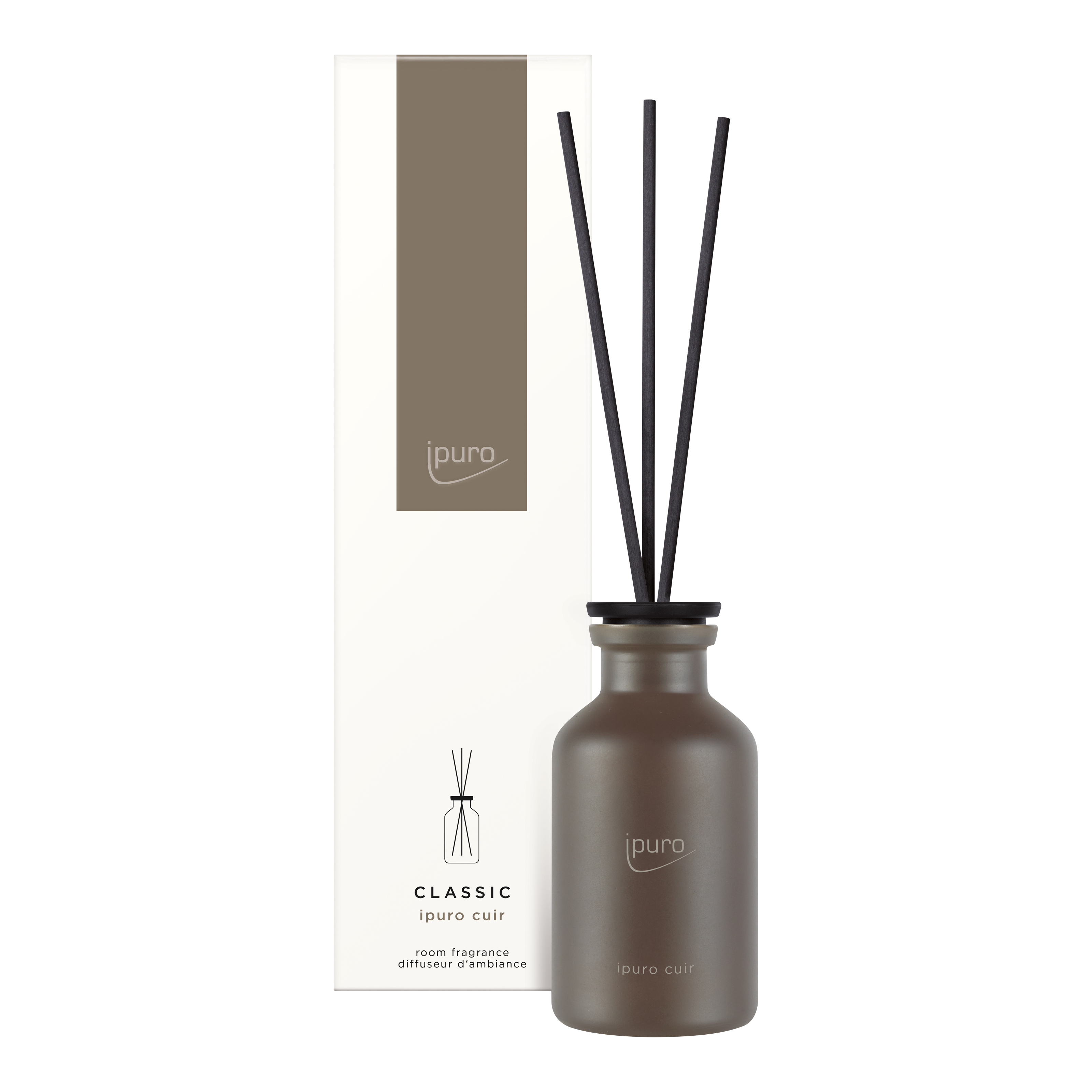 Ein minimalistischer brauner Glasflakon mit schwarzen Schilfrohren steht neben einer weiß-braunen Schachtel mit der Aufschrift "ipuro CLASSIC ipuro cuir Raumduft". Die elegante Verpackung zeigt eine einfache Zeichnung des Diffusors, die auf die raffinierten Düfte von ipuro hinweist.
