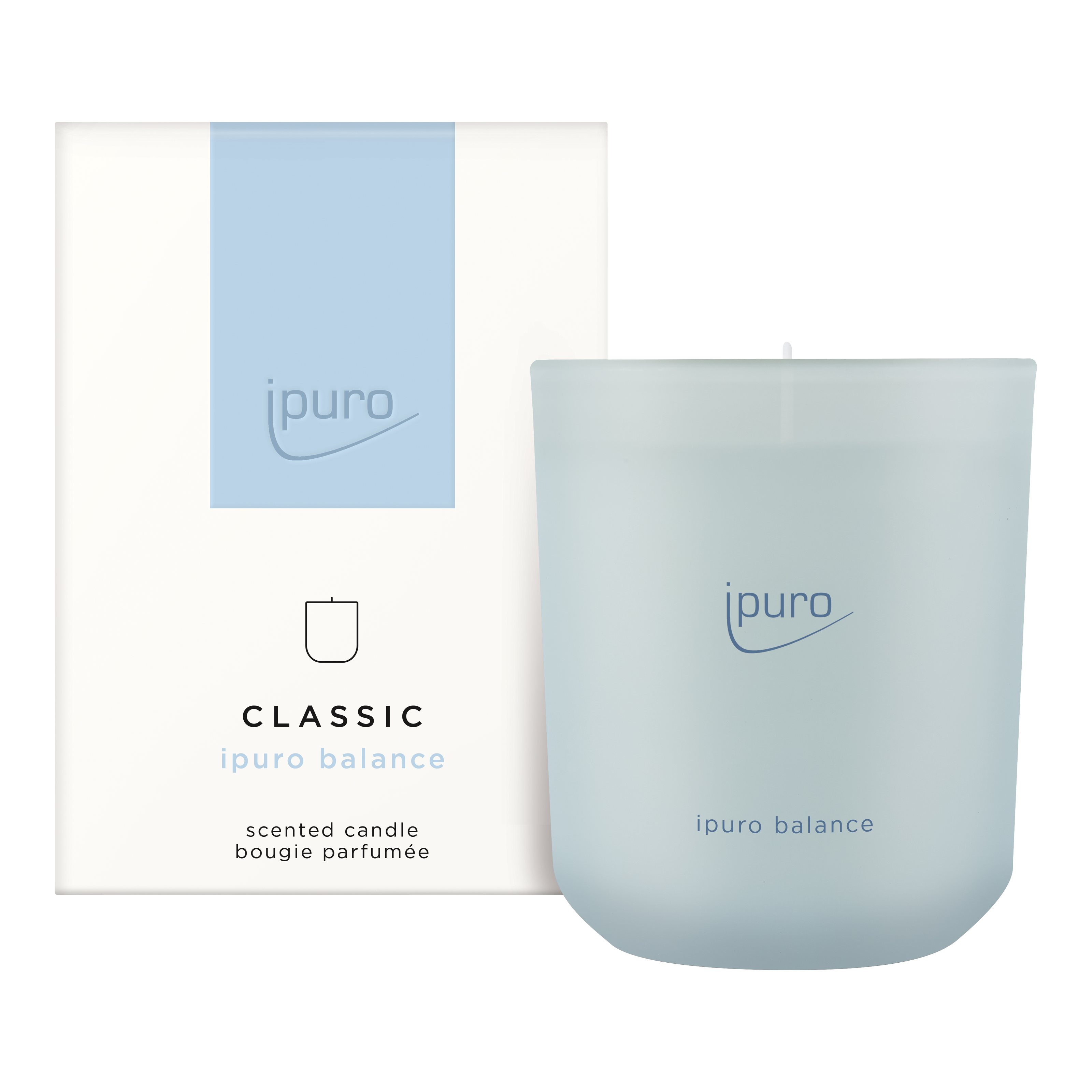 Eine hellblau gefrostete Glas CLASSIC ipuro balance Duftkerze von ipuro sitzt neben ihrer weißen Schachtel mit maritimen Noten, weißem Tee, dem ipuro-Logo und einem blauen Rechteck - ein Hinweis darauf, dass es sich um eine Duftkerze handelt.