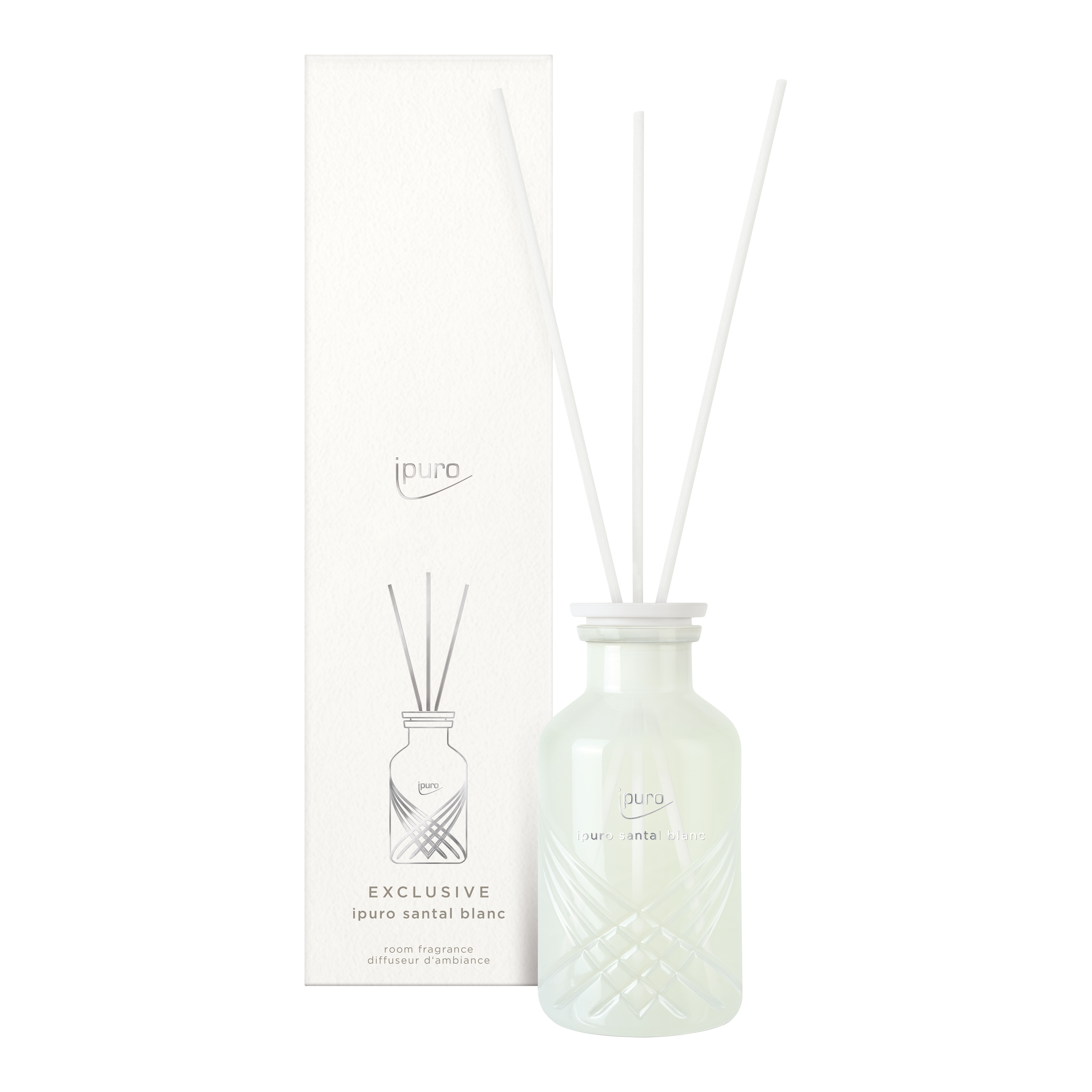 Ein weißes Glas ipuro EXCLUSIVE santal blanc Raumduft Diffusor mit drei weißen Schilfrohren steht neben seiner hohen, minimalistischen Box - beide sind mit Flakonabbildungen versehen und bieten eine elegante Duftmischung aus Sandelholz und weißer Orchidee.