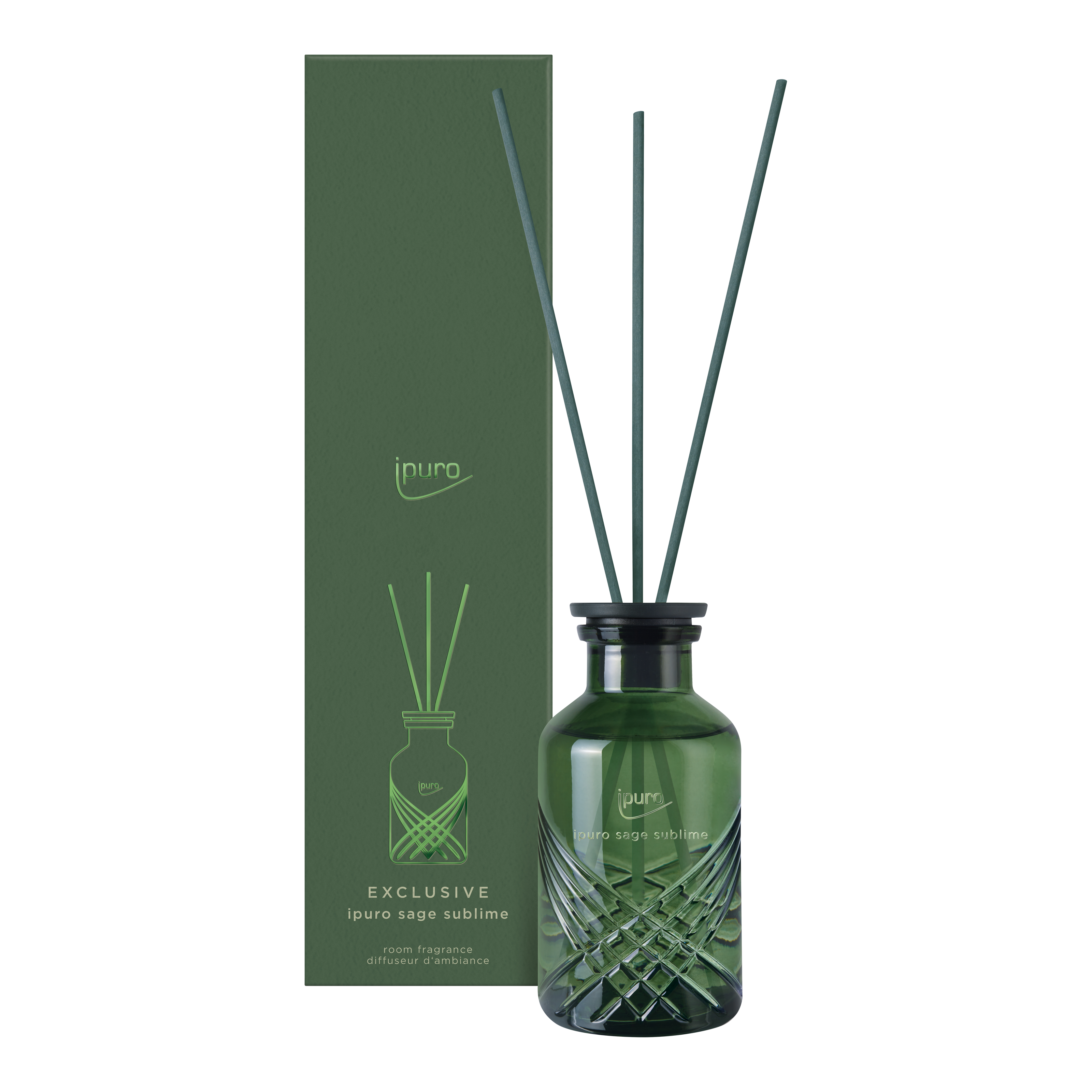 Der EXCLUSIVE ipuro salbei sublim Raumduft von ipuro ist ein grüner Glasschilfdiffusor mit gemustertem Boden und drei schwarzen Schilfrohren, die vor der dazugehörigen Dose mit Sandelholz-, Salbei- und Lavendelnoten stehen.