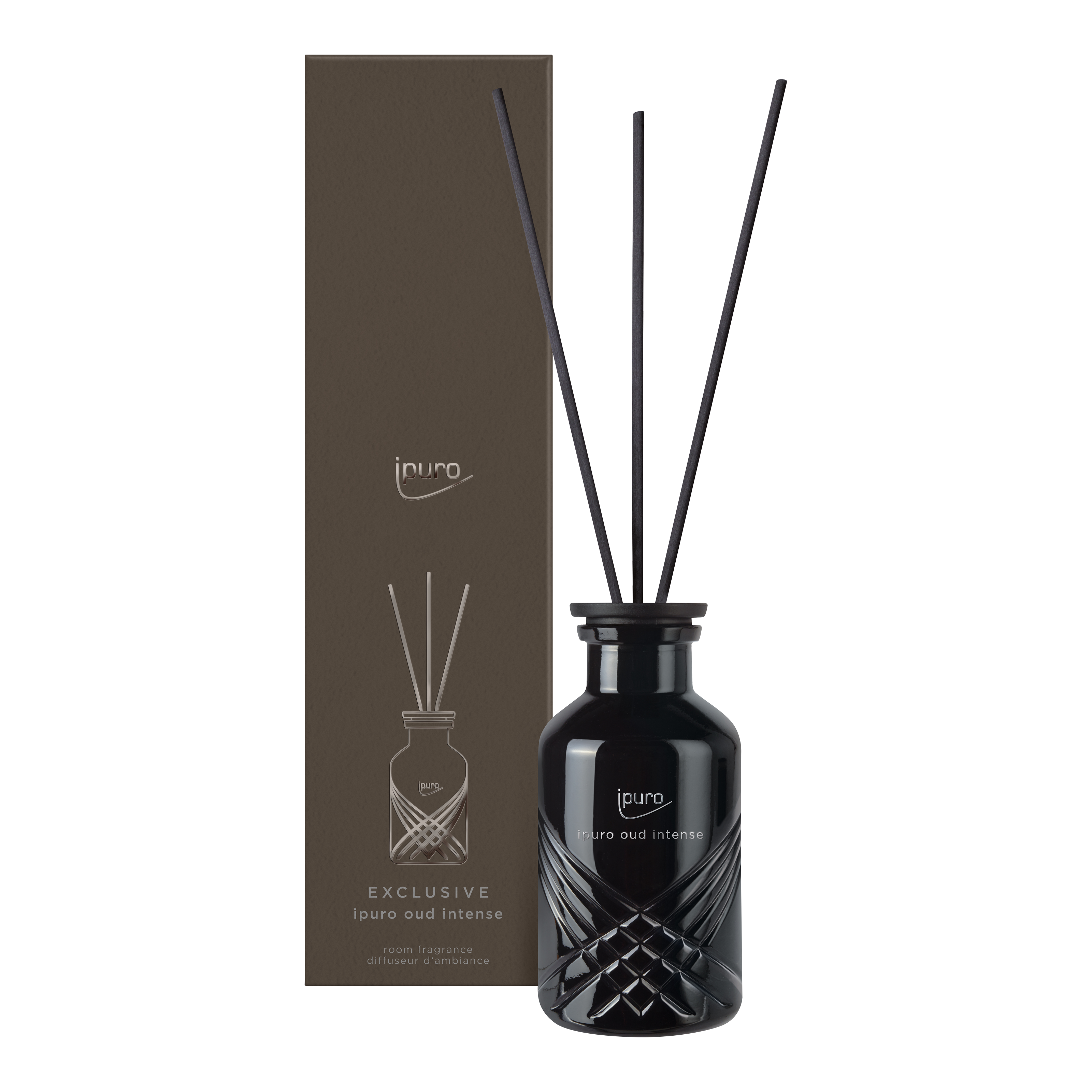 Der EXCLUSIVE ipuro oud intense Raumduft von ipuro besteht aus einem schwarzen Glasdiffusor mit drei schwarzen Schilfrohren und einem dekorativen Muster, begleitet von einer hohen braunen Schachtel, in der die Düfte von Oud und Sandelholz zur Geltung kommen.