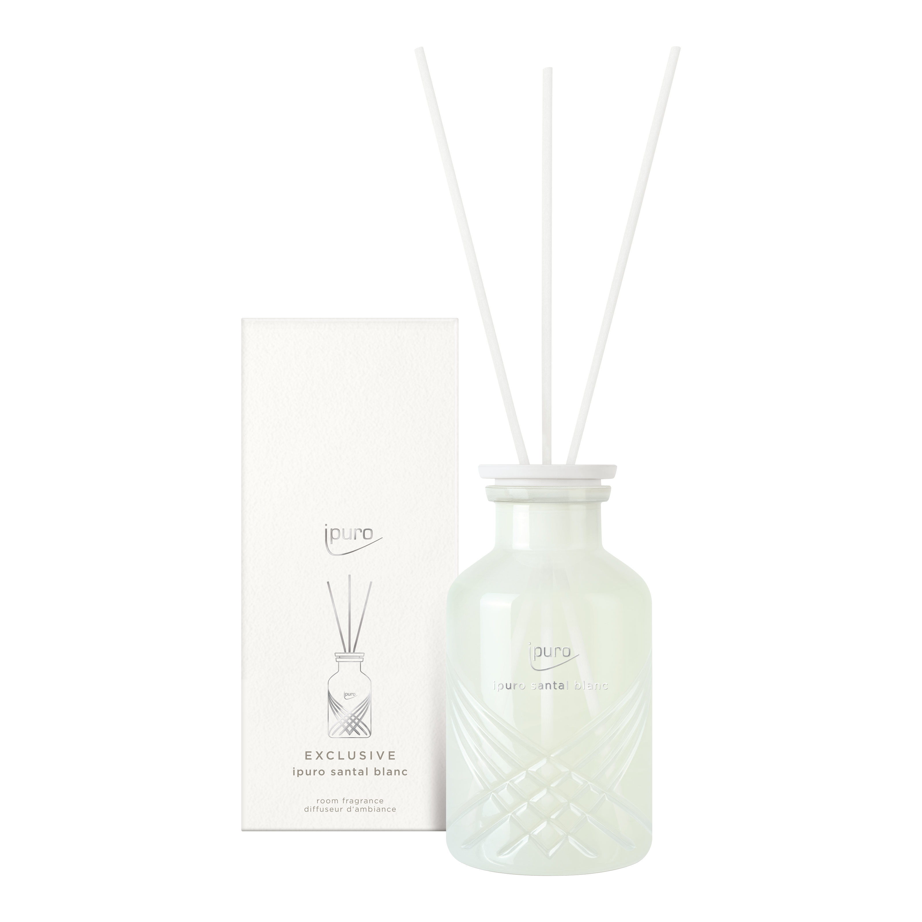 Der EXCLUSIVE ipuro santal blanc Raumduft von ipuro besteht aus einem weißen, mattierten Glasdiffusor mit drei Stäbchen und einer passenden weißen Schachtel, die mit einem Markenzeichen versehen und illustriert ist. Der Duft ist eine Mischung aus weißer Orchidee und warmen Sandelholznoten.