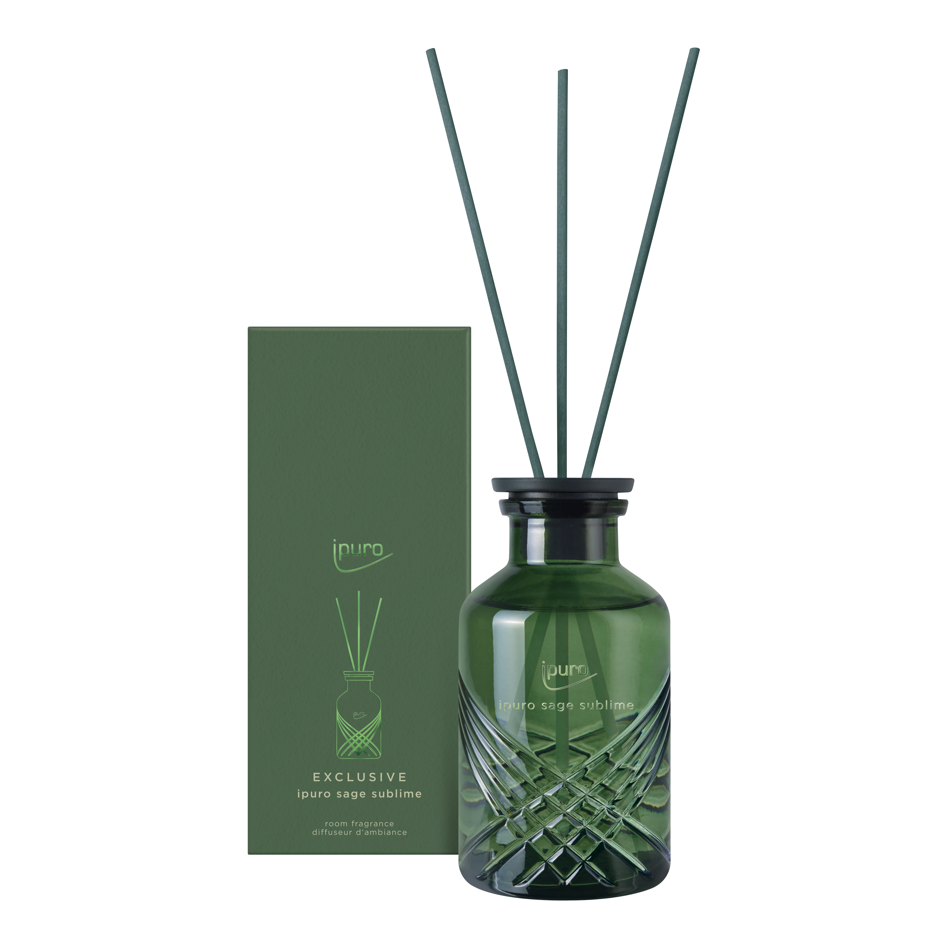 Der EXCLUSIVE ipuro Salbei sublim Raumduft von ipuro ist ein grüner Glasrohrdiffusor mit drei Stäben und einem Kreuzmuster in der Nähe des Bodens, der neben der passenden Box platziert wird. Parfümiert mit Salbei-Noten.