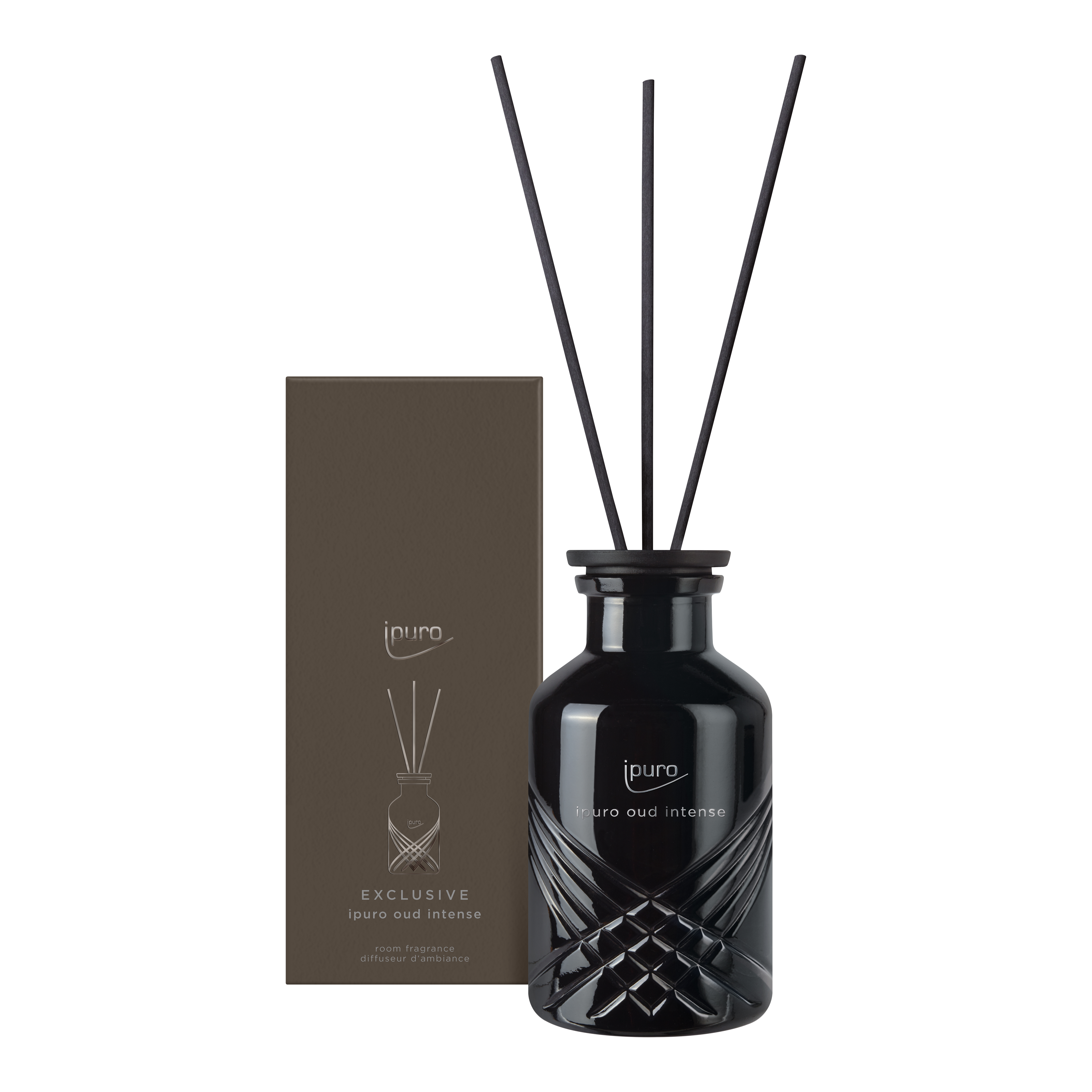 Ein schwarzer Glasdiffusor mit drei schwarzen Schilfrohren steht neben einer passenden Box mit der Aufschrift EXCLUSIVE ipuro oud intense Raumduft by ipuro. Der Flakon mit Diamantstruktur verströmt eine elegante Mischung aus Oud- und Sandelholznoten.