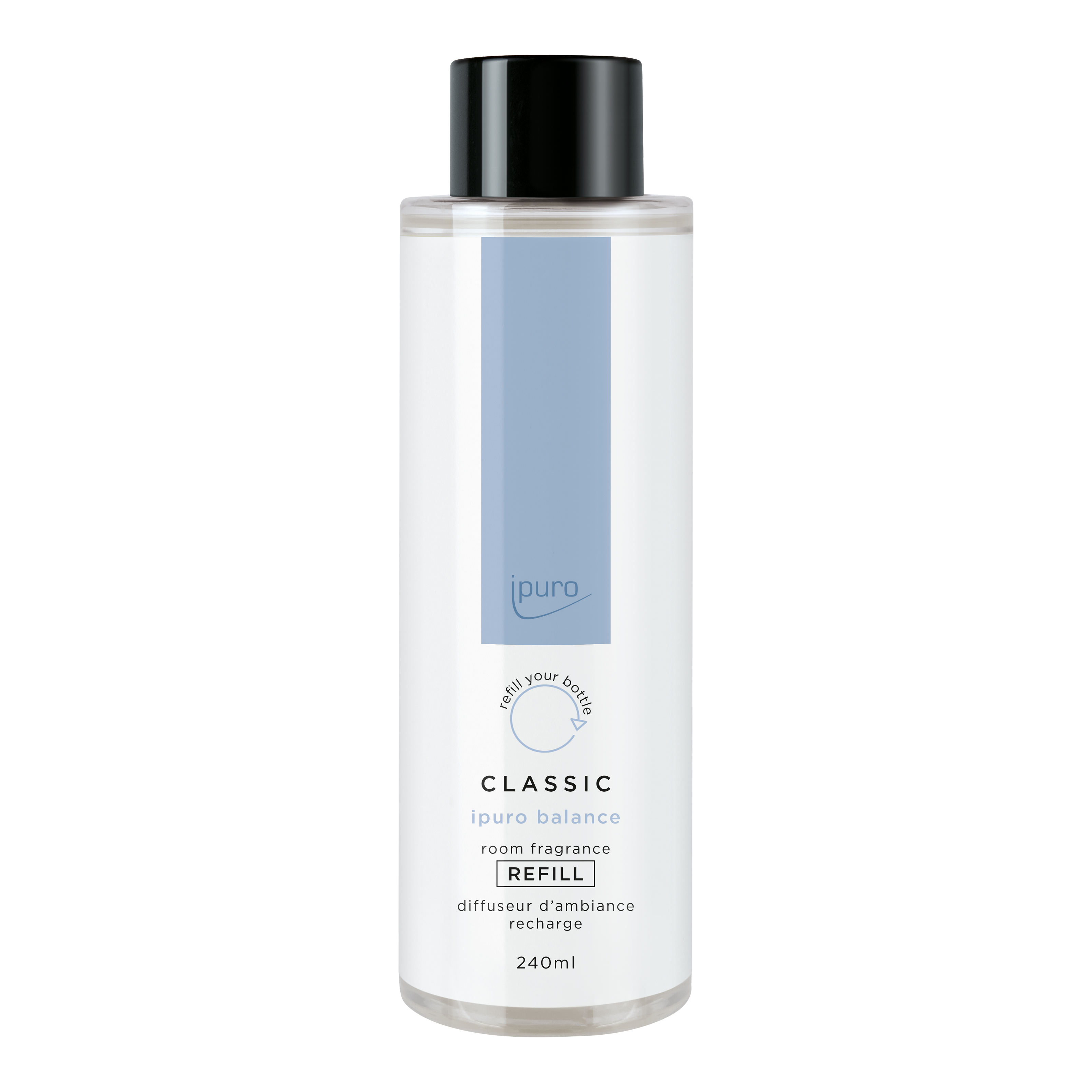 Die CLASSIC ipuro balance Raumduft-Nachfüller von ipuro ist eine 240ml Flasche aus klarem Kunststoff mit schwarzem Verschluss. Die minimalistischen weißen und blauen Akzente sind inspiriert von luftigen maritimen Noten, Wasserlilie und weißem Tee.