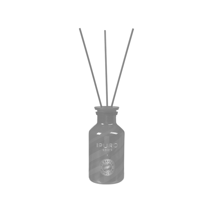Ein Glasflakon mit der Aufschrift ipuro x FC Bayern München Raumduft Black Edition mit dem FC Bayern-Logo, der Diffusorstäbchen enthält. Dieser Raumduft von ipuro liefert einen frischen Duft - ideal für das Zuhause eines jeden FC Bayern-Fans.