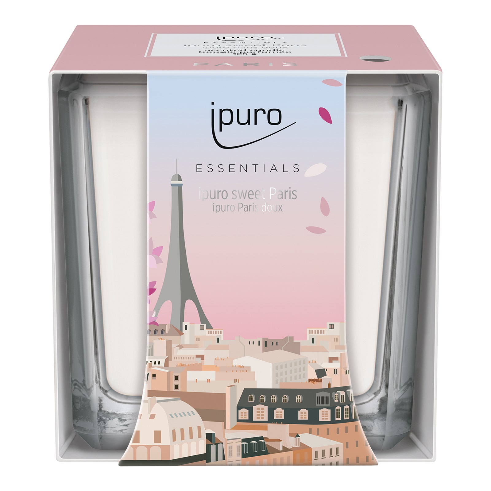 Ein Set von zwei weißen ESSENTIALS ipuro sweet paris Duftkerzen von ipuro, in einer pastellfarbenen Verpackung, die Paris mit dem Eiffelturm und dem rosa Himmel darstellt. Genießen Sie einen blumigen Duft mit einem Hauch von Vanille.