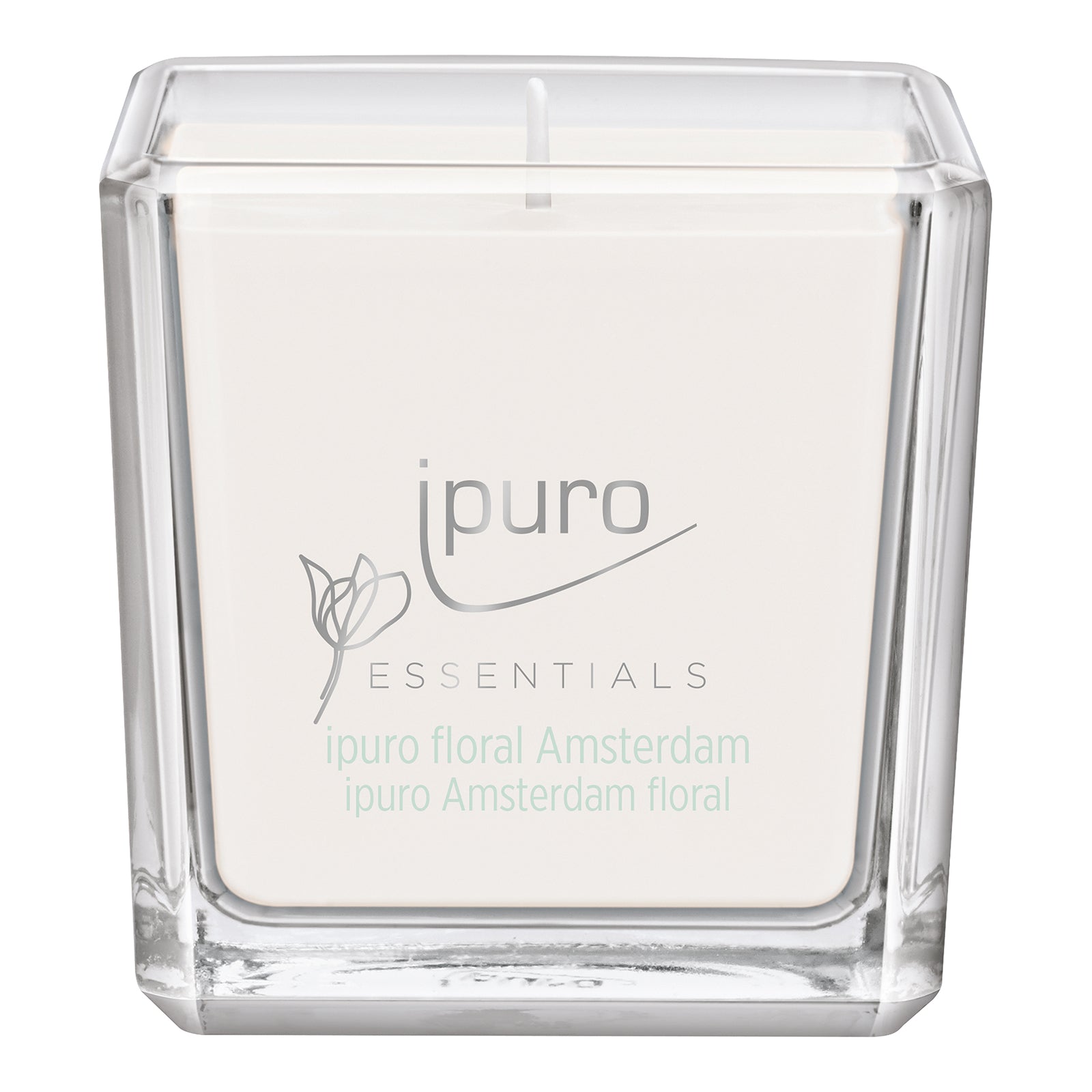Ein quadratischer Kerzenhalter aus Glas mit weißem Wachs und einem einzelnen Docht, der mit der Aufschrift "ipuro ESSENTIALS" und einem floralen Design versehen ist. Das Etikett ist vom Amsterdamer Blumenmarkt inspiriert und trägt die Aufschrift "ipuro floral amsterdam" in hellblauer Schrift. Marke: ipuro.