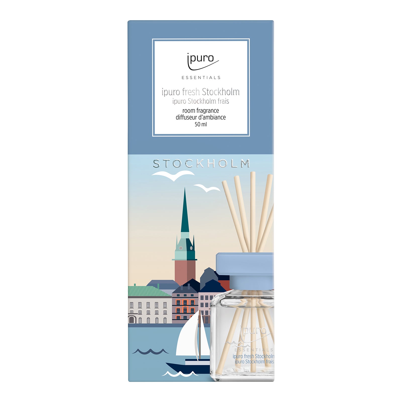 Der ESSENTIALS ipuro fresh stockholm Raumduft von ipuro wird in einer Schachtel mit Stadt- und Segelbootmotiv geliefert, die einen Glasdiffusor mit Holzschilf enthält und den maritimen Duft des Stockholmer Hafens einfängt.