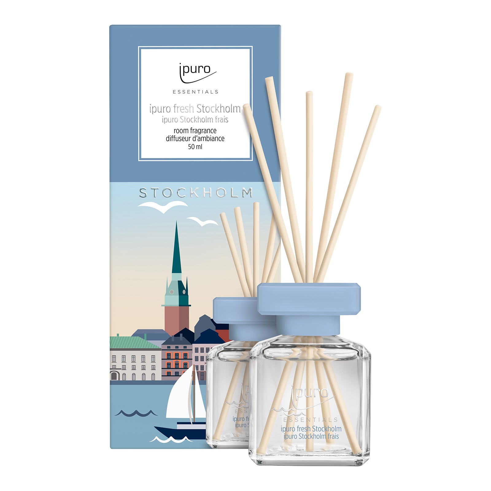 Der ESSENTIALS ipuro fresh stockholm Raumduft von ipuro besteht aus zwei Glasflaschen mit Holzstäbchen, die vor einer blauen Schachtel mit einer Stadtansicht des Stockholmer Hafens präsentiert werden und an maritime Düfte und frische Meeresnoten erinnern.