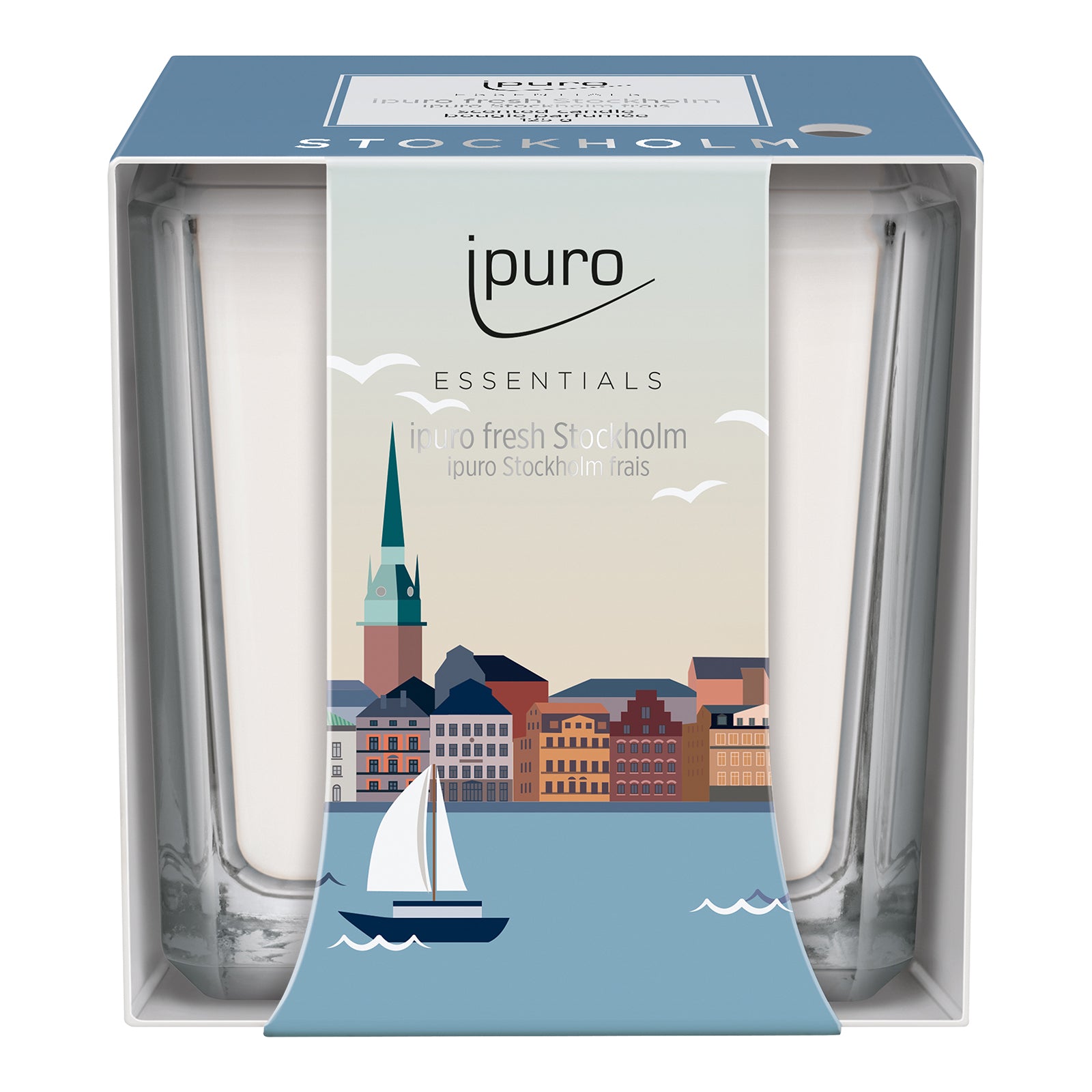 Die ESSENTIALS ipuro fresh stockholm Duftkerze von ipuro kommt in einer Verpackung mit einer farbenfrohen Stadtlandschaft, einem Kirchturm, Möwen und einem Segelboot daher - unterstrichen durch Düfte von frischen Meeresnoten und weißem Moschus.