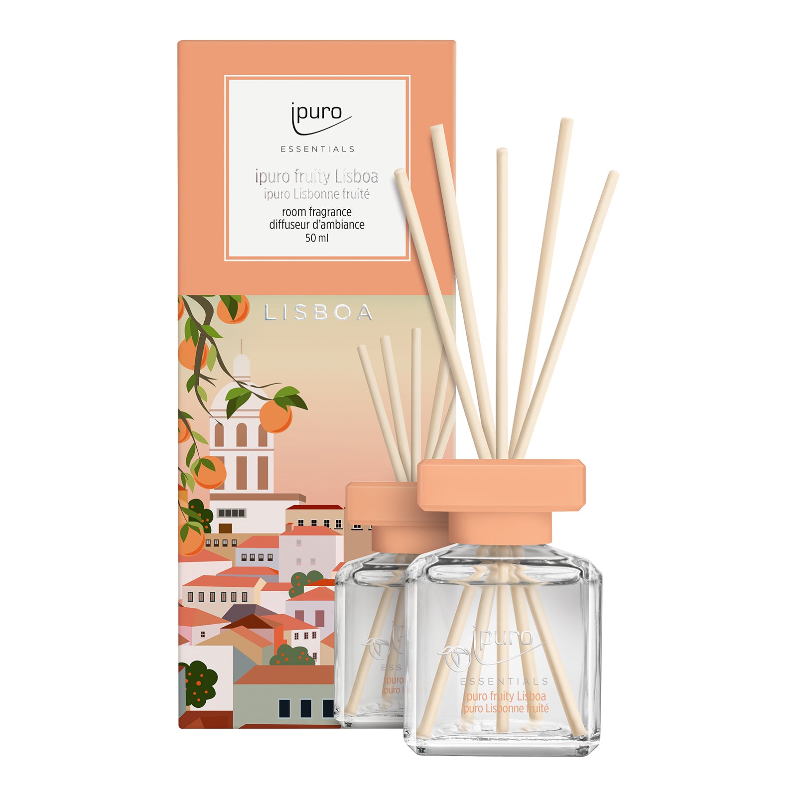 Der ESSENTIALS ipuro fruity lisboa Raumduft von ipuro mit Schilfrohr-Diffusorstäbchen wird vor seiner dekorativen Schachtel präsentiert, die ein illustriertes Stadtbild von Lissabon mit Orangenbäumen und Gebäuden zeigt.