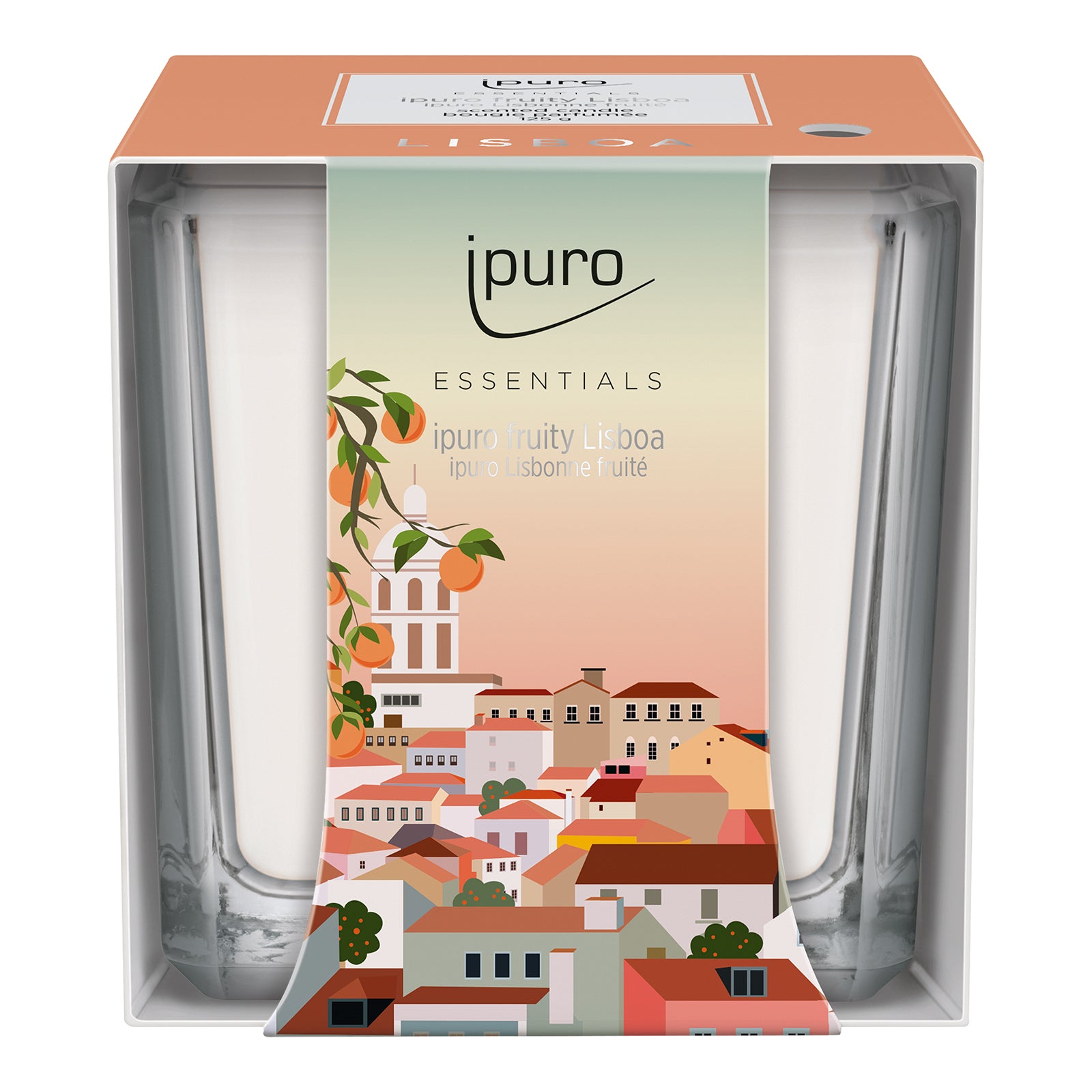Eine Schachtel ipuro ESSENTIALS fruity lisboa Duftkerze zeigt Orangenbäume, bunte Lissabonner Gebäude und "ipuro fruity Lisboa" auf dem Etikett. Die Duftkerze ist im Inneren der Verpackung zu sehen.