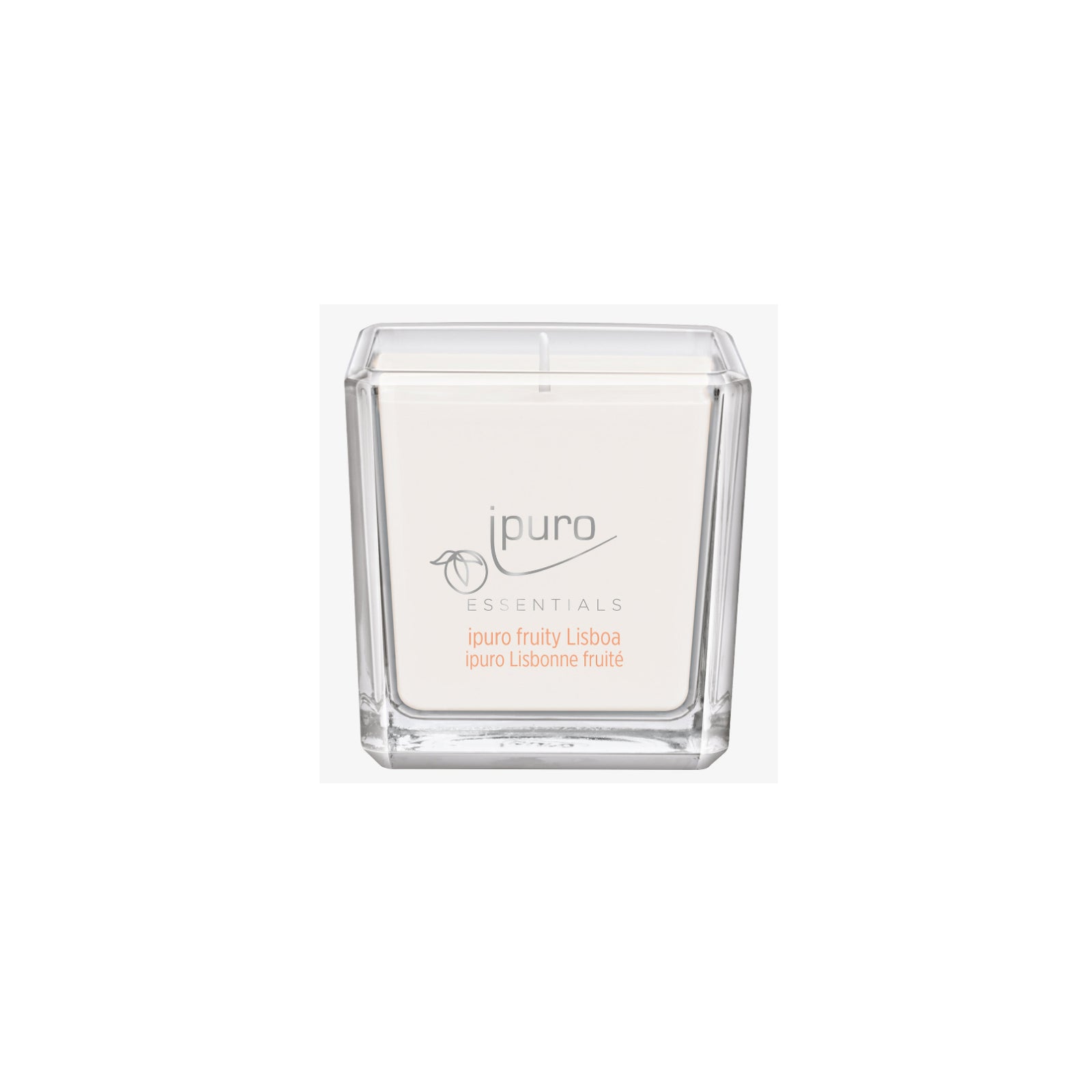 Ein quadratischer Kerzenhalter aus Klarglas mit einer weißen Kerze im Inneren. Auf dem Etikett steht "ipuro ESSENTIALS ipuro fruity lisboa Duftkerze" von ipuro, mit grauem und orangem Text, inspiriert von Orangenbäume Lissabon.