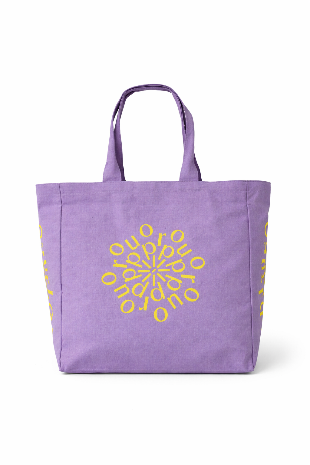 Die LIMITED EDITION ipuro x AMALFI Canvas Tasche von ipuro ist eine lavendelfarbene Tasche mit zwei Henkeln, die sowohl auf der Vorderseite als auch an den Seiten mit einer kreisförmigen gelben Spiralgrafik des Wortes "ouro" verziert ist.