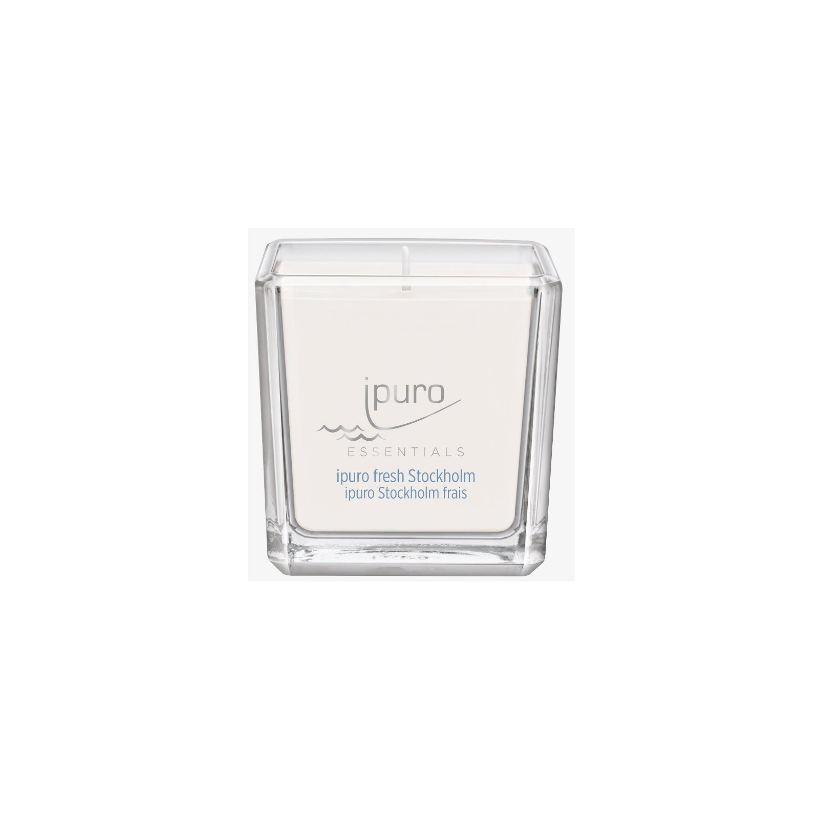 Die ESSENTIALS ipuro fresh stockholm Duftkerze von ipuro mit nordischen Leinen und frischen Meeresakkorden bietet ein belebendes Dufterlebnis in einem klaren quadratischen Glastiegel mit hellblauer Beschriftung.