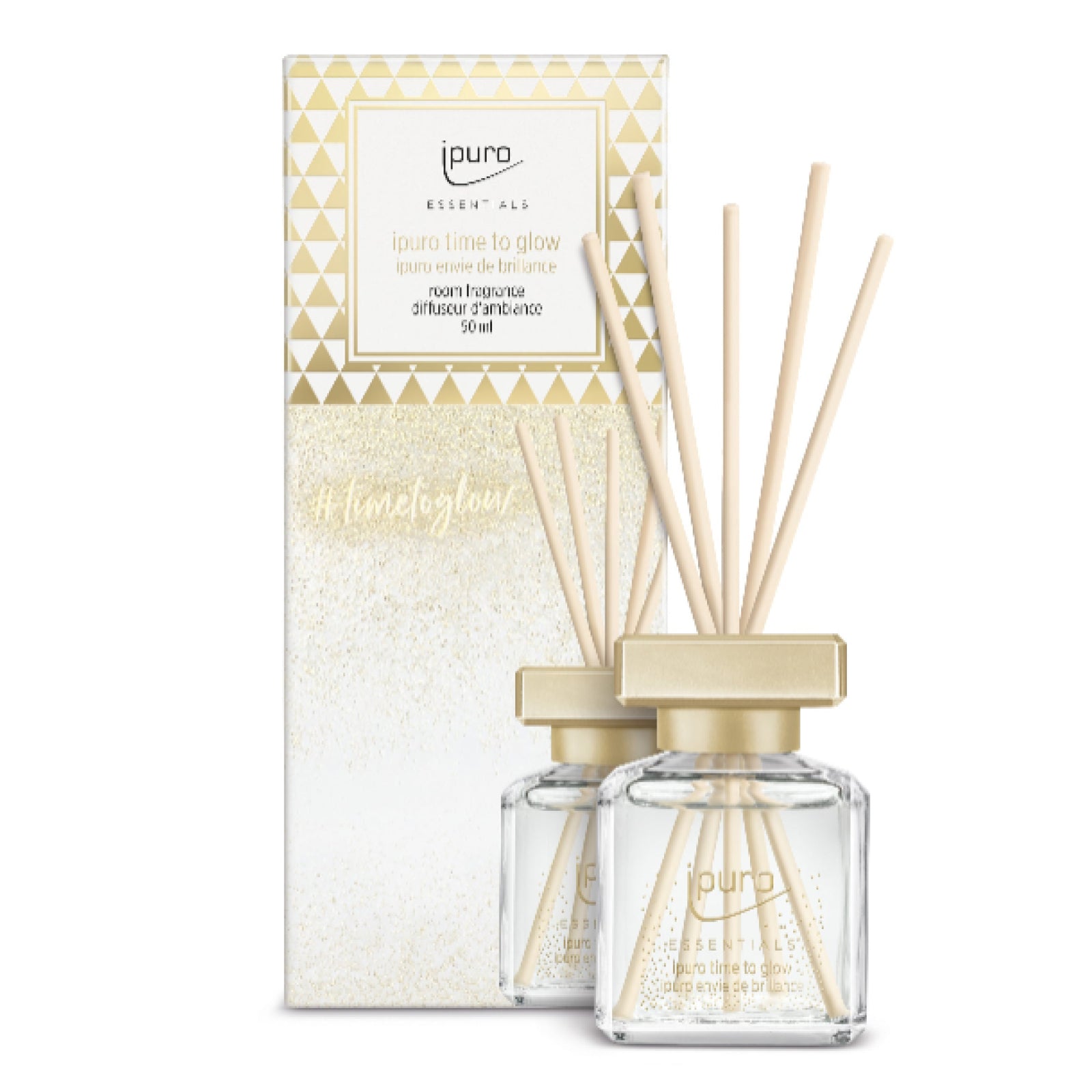 Das ESSENTIALS ipuro time to glow Raumduft Boxset von ipuro enthält zwei Diffusorflaschen mit goldenen Deckeln und Schilfrohr in eleganter weiß-goldener Verpackung mit orientalisch-floralen Noten und warmer Tonkabohne.