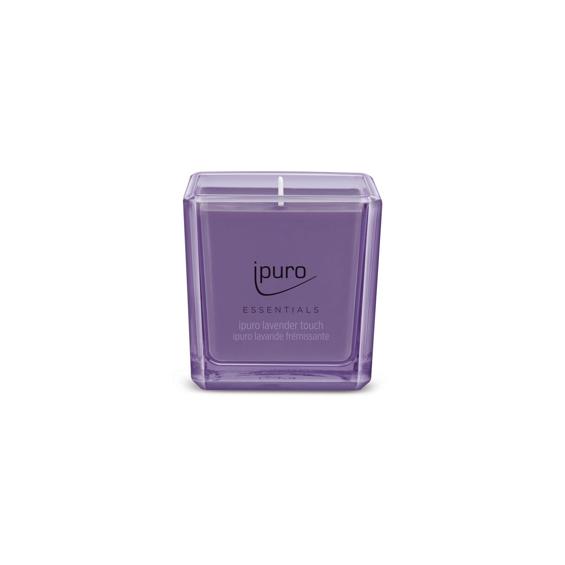 Eine quadratische lilafarbene ESSENTIALS ipuro lavender touch Duftkerze von ipuro mit beruhigendem Lavendelduft ruht in einem Glasbehälter auf einem schlichten weißen Hintergrund.