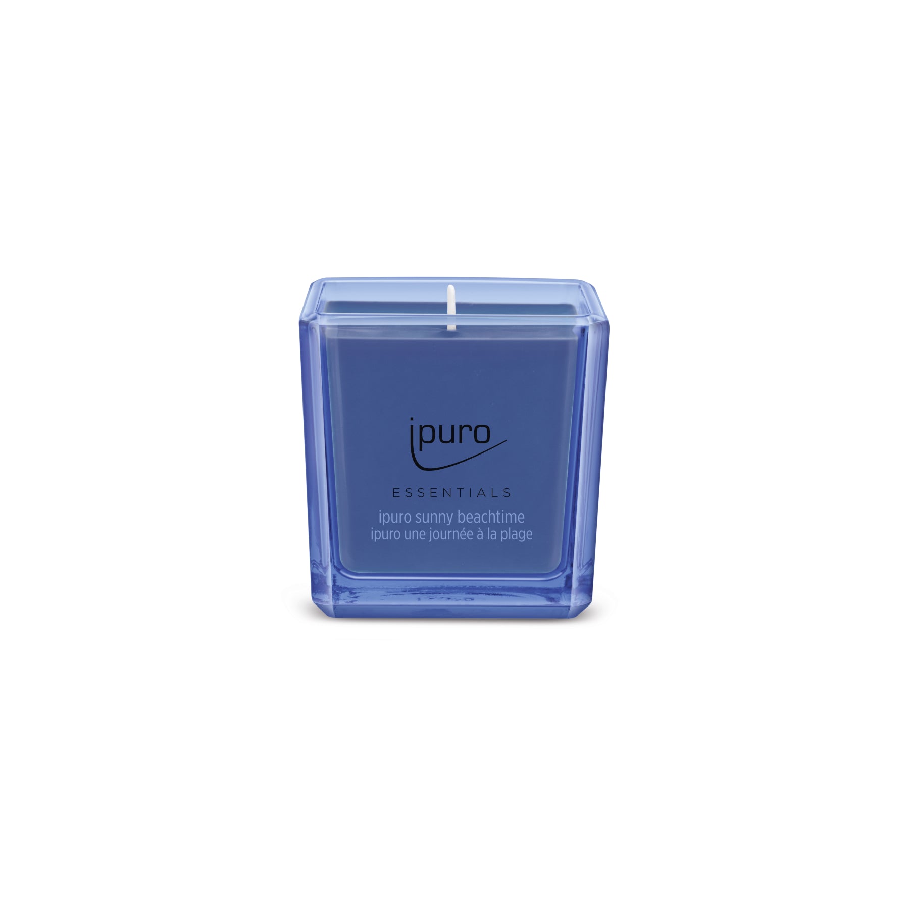 Eine quadratische blaue ESSENTIALS ipuro sunny beachtime Duftkerze von ipuro in einem Glasbehälter, beduftet mit Grapefruit und weißem Moschus, beschriftet mit "ipuro sunny beachtime" und "ipuro une journée à la plage", zentriert auf weißem Hintergrund.