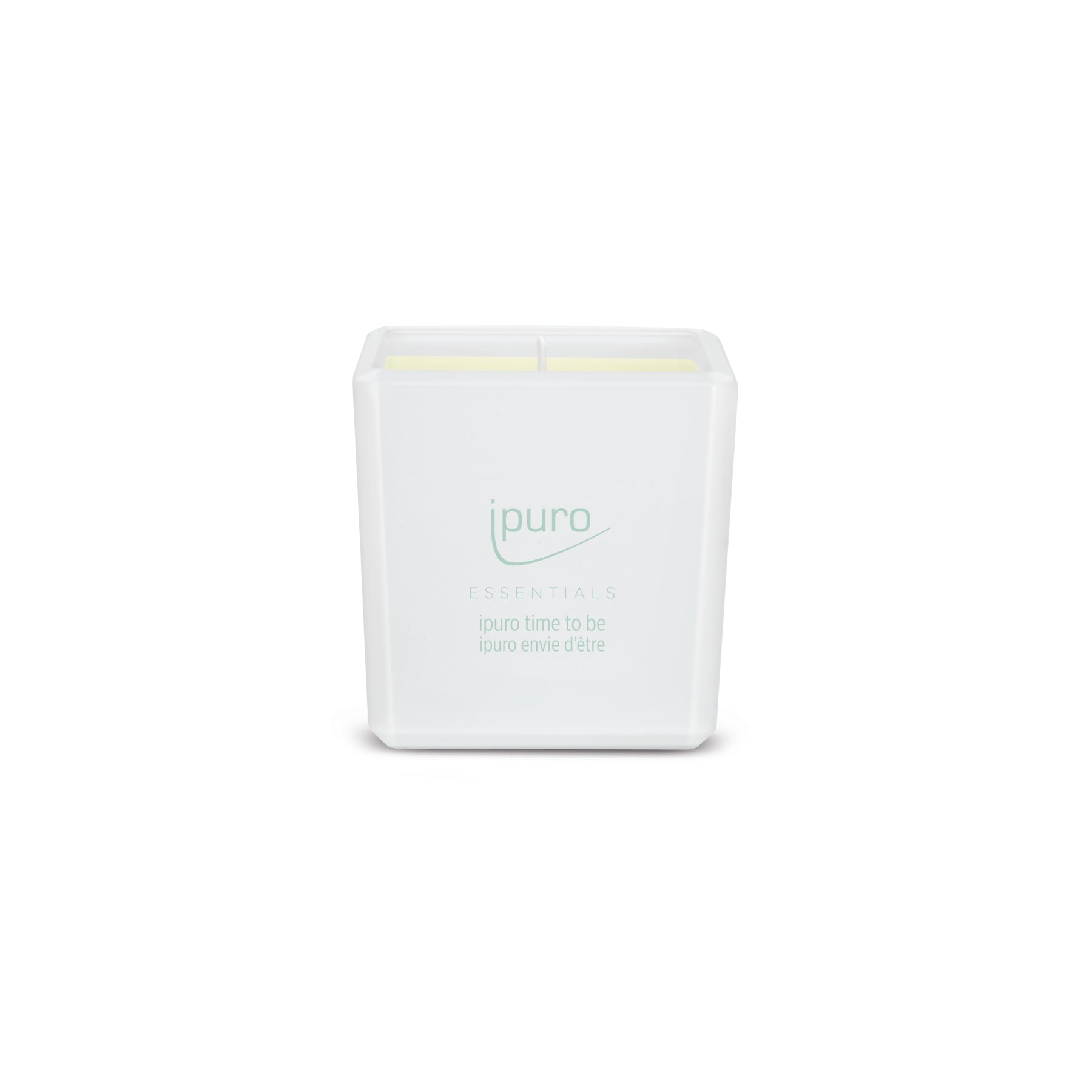 Die ESSENTIALS ipuro time to be Duftkerze von ipuro, in einem weißen quadratischen Behälter mit "ipuro time to be" und "ipuro envie d'être", erinnert an die warme Süße von Moschus Karamell und einen karamellig-fruchtigen Duft.