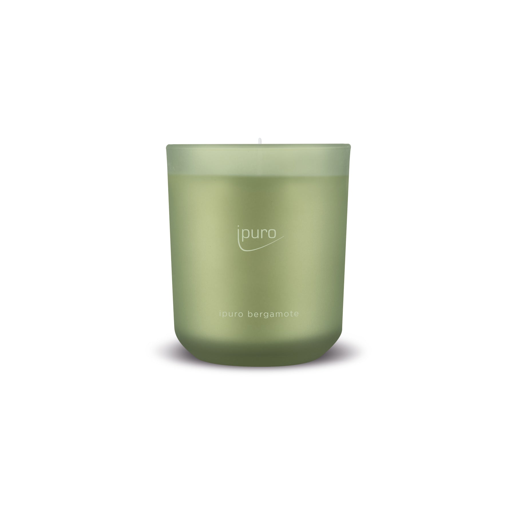 Die CLASSIC ipuro bergamote Duftkerze ist ein grüner Milchglas-Kerzenhalter von ipuro mit den auf der Vorderseite aufgedruckten Düften bergamote, grüne Limette und Zitronengras auf weißem Hintergrund.