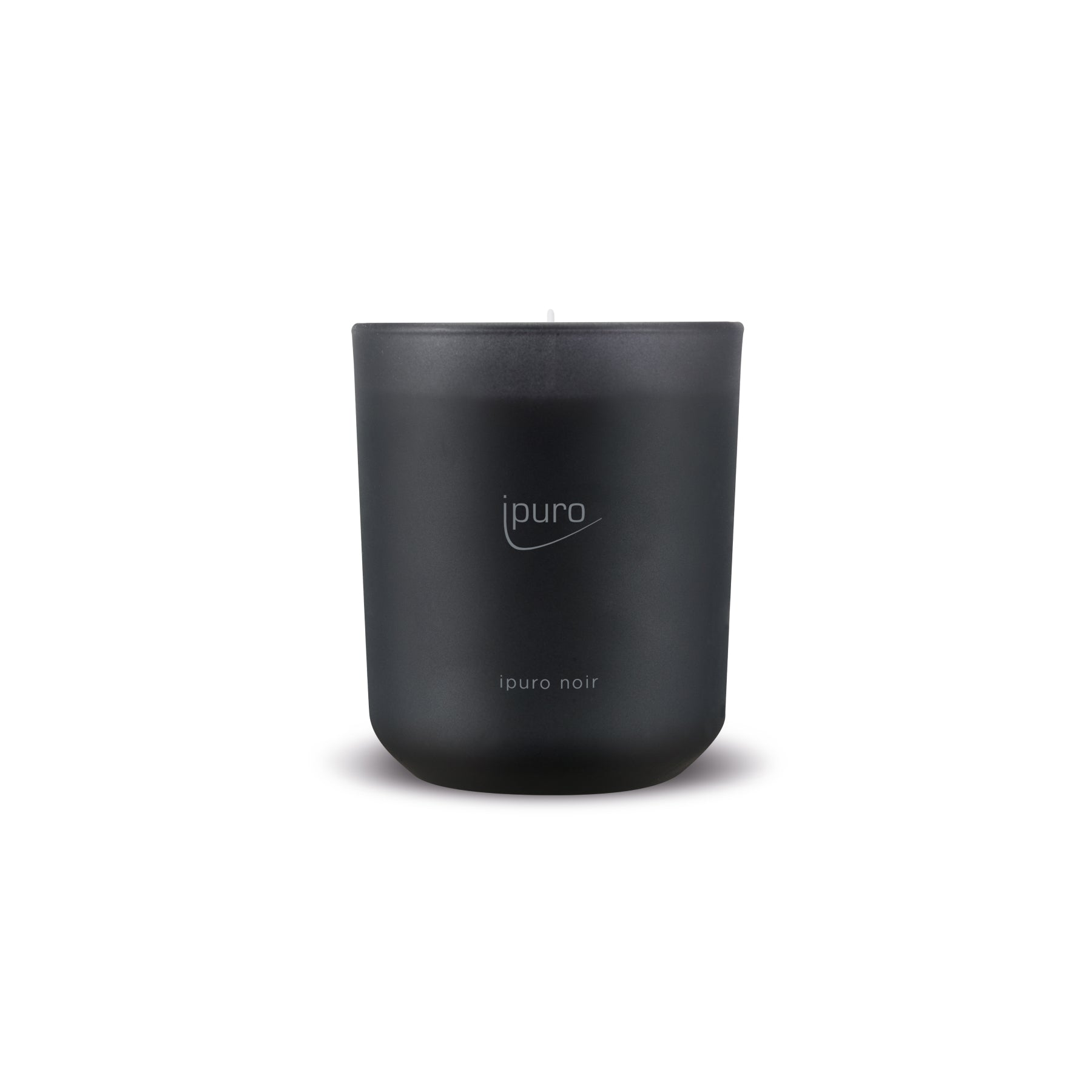 Die CLASSIC ipuro noir Duftkerze von ipuro ist ein mattschwarzer Kerzenständer mit weißem Branding, der aufrecht auf weißem Grund steht. Die orientalische Komposition wird durch subtile Noten von Sandelholz und Patchouli unterstrichen.