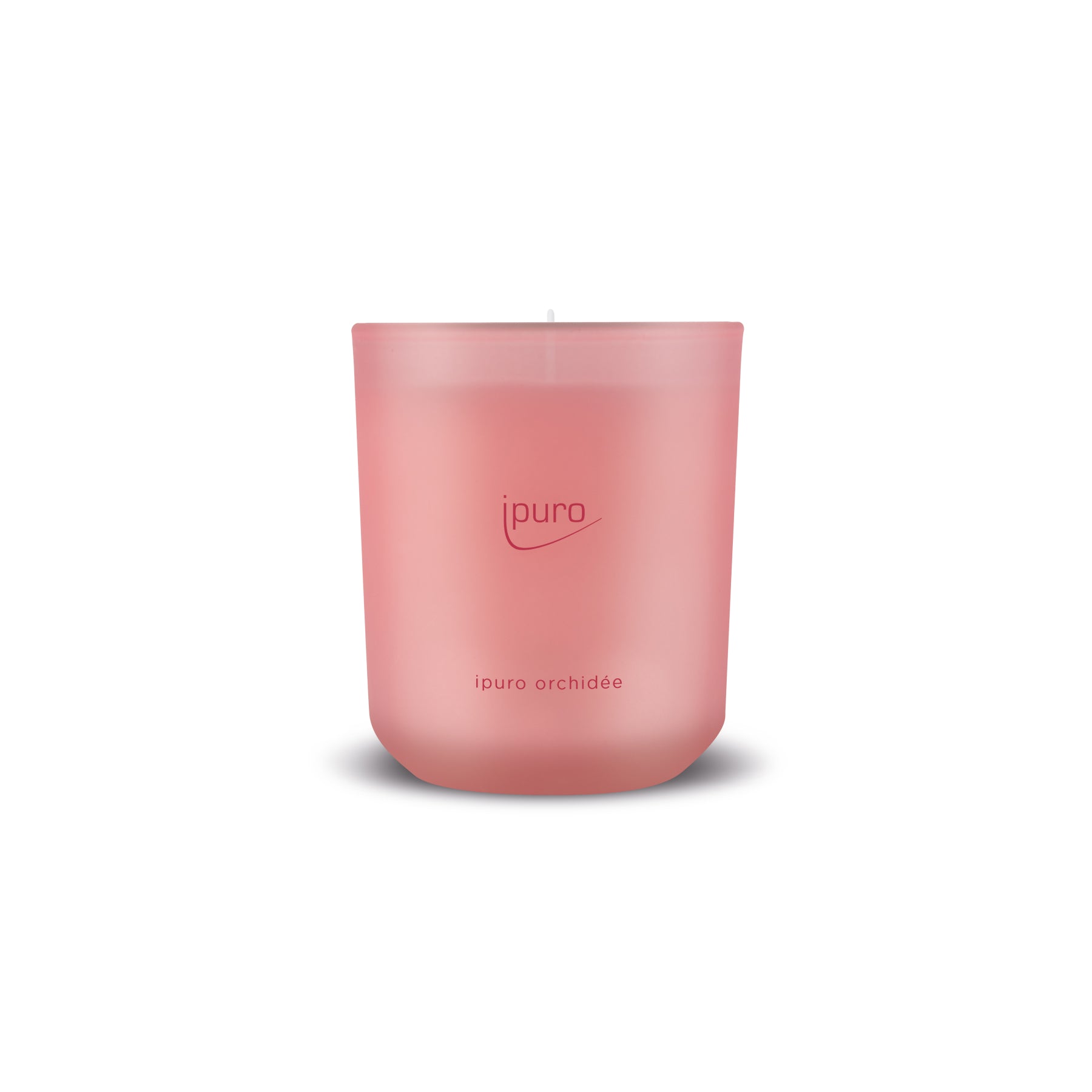 Eine rosa Milchglas CLASSIC ipuro orchidée Duftkerze von ipuro mit Orchideenduft und einem Hauch von Maiglöckchen auf einem schlichten weißen Hintergrund.